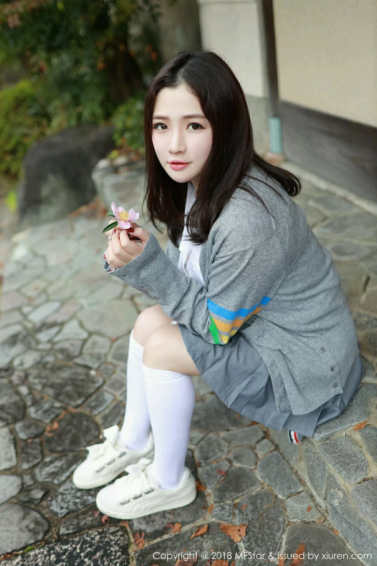 秀人集.com_[MFStar模范学院]Vol.162_女神徐cake日本旅拍性感衬衣配短裙半露白嫩美乳诱惑写真40P