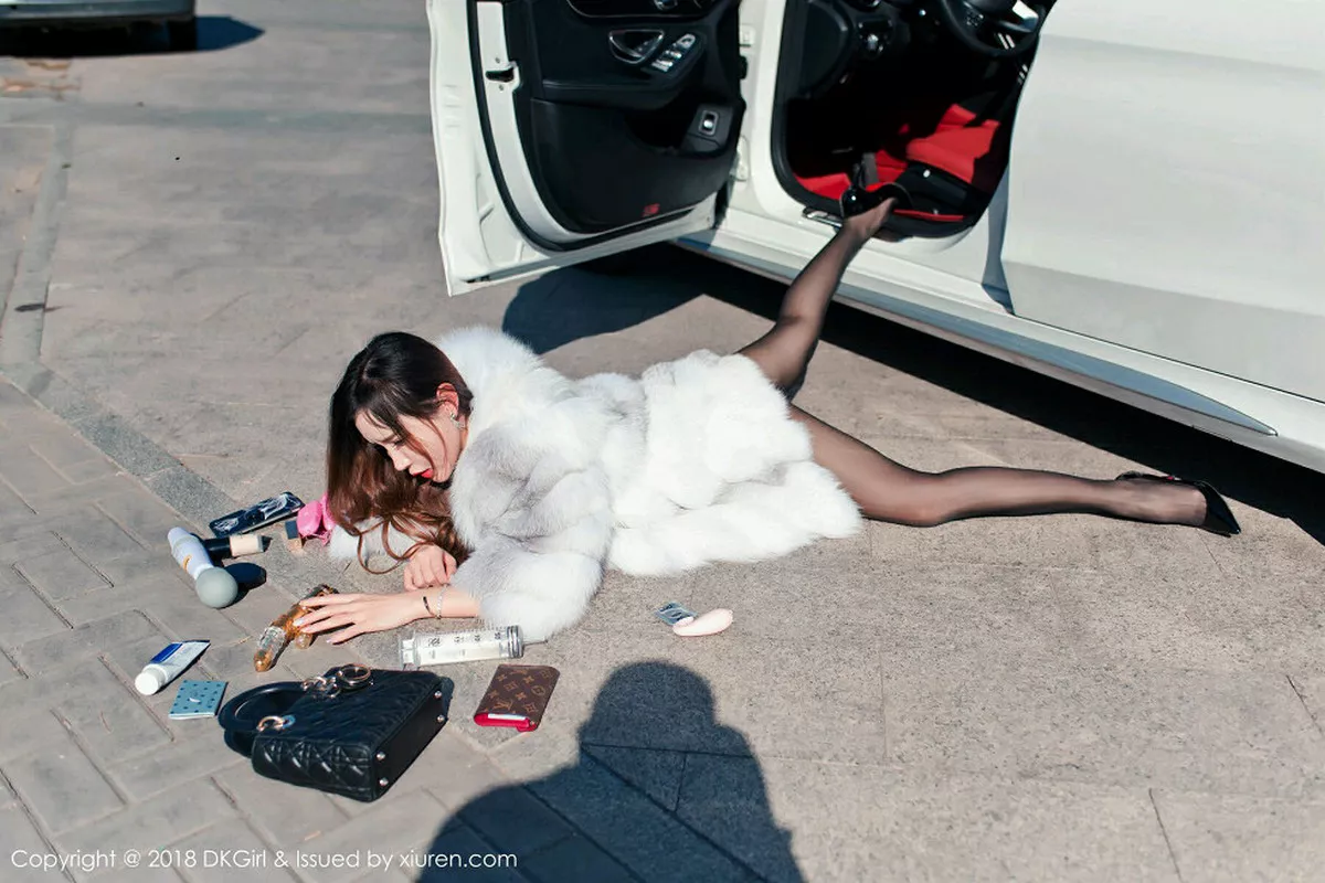 秀人集.com_[DKGirl御女郎]Vol.088_嫩模艾小青黑色蕾丝吊带配无内黑丝裤袜露豪乳极致诱惑写真51P