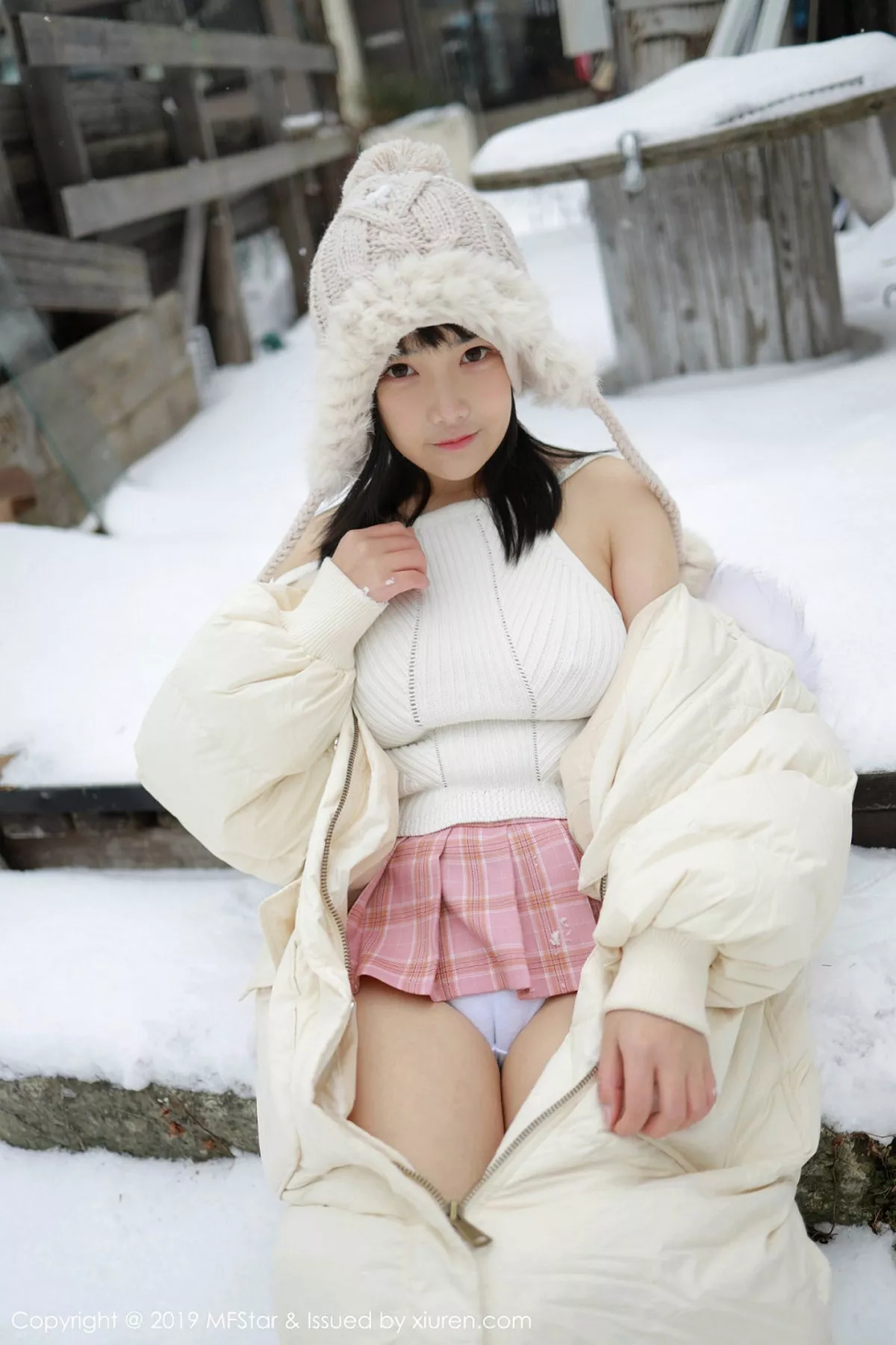 秀人集.com_[MFStar模范学院]Vol.246_嫩模徐微微mia北海道旅拍室外冰天雪地街头主题性感写真61P