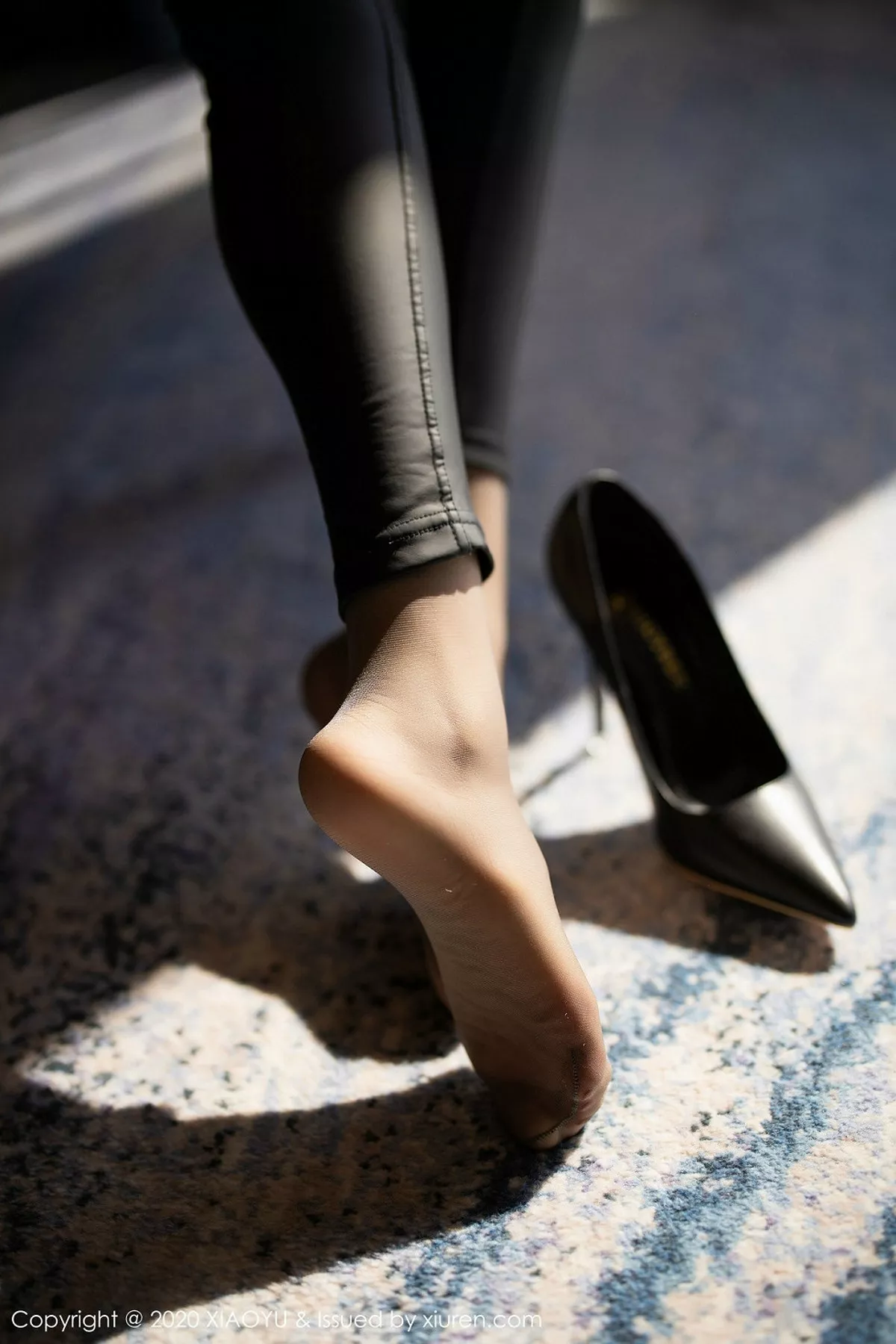 秀人集.com_[XiaoYu画语界]Vol.229_女神Angela小热巴心愿旅拍私房蕾丝内衣配无内黑丝诱惑写真113P