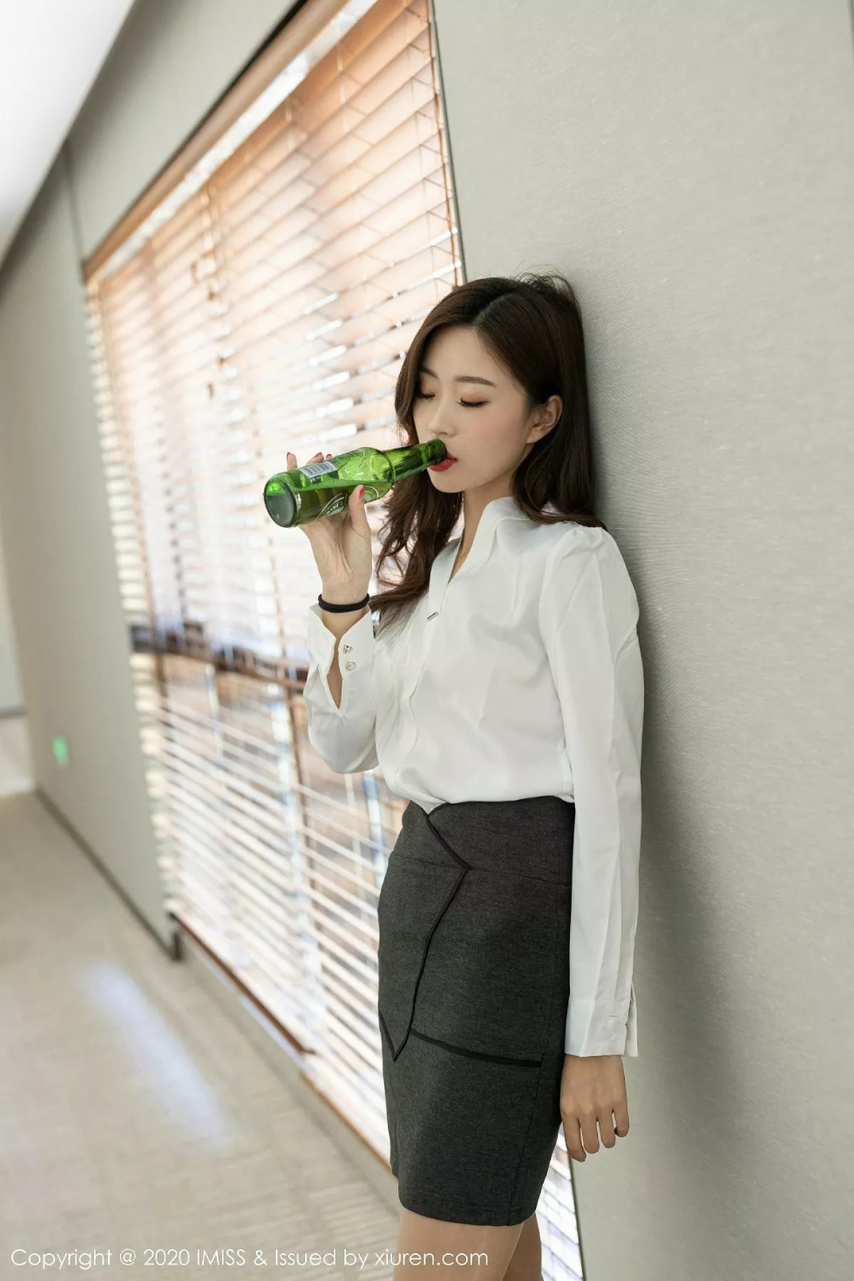 秀人集.com_[IMISS爱蜜社]Vol.432_嫩模杨紫嫣Cynthia私房宾馆失恋醉酒主题真空白衬衣诱惑写真56P