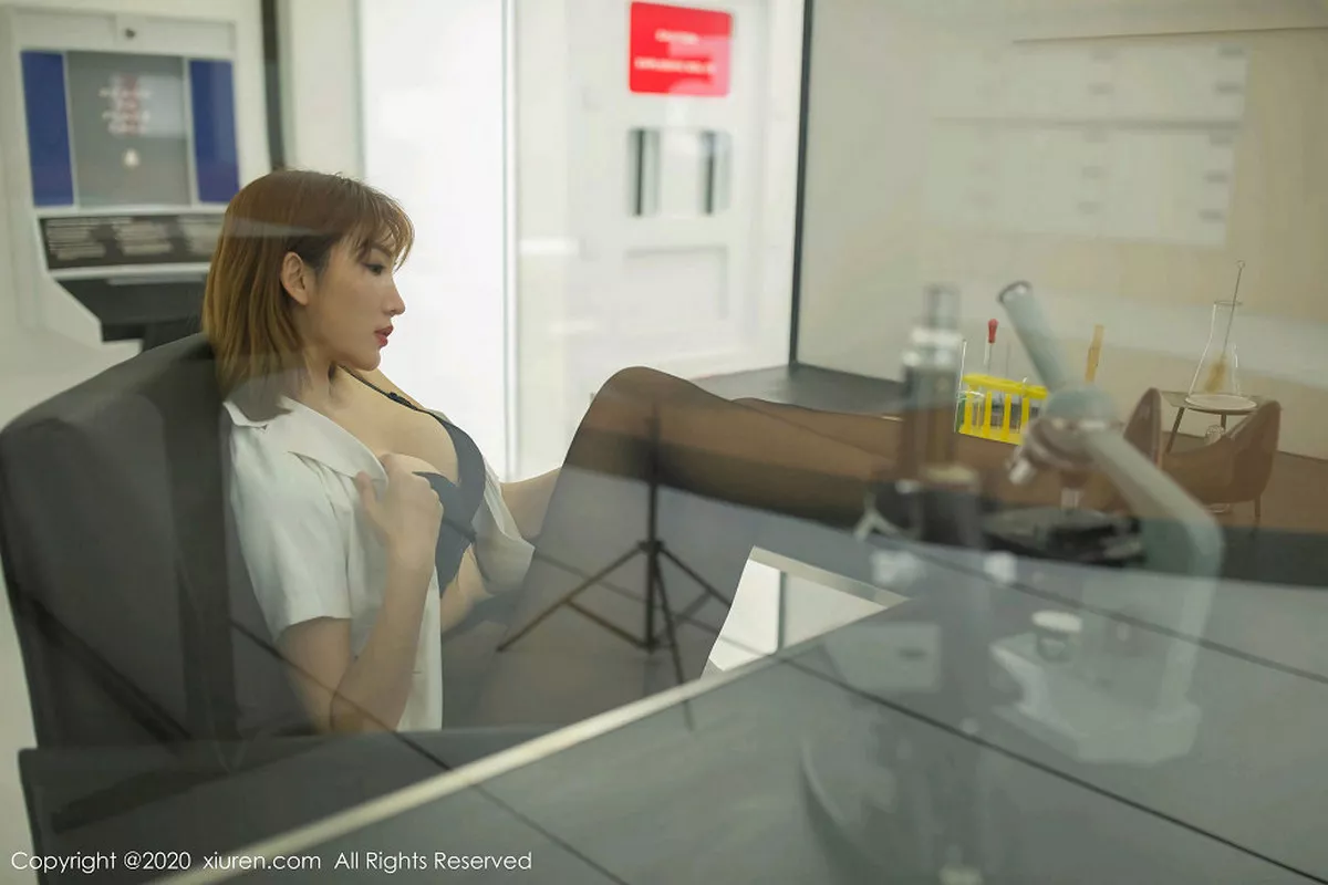 秀人集.com_[XiuRen秀人网]No.1931_嫩模陆萱萱实验室主题职场白衬衫配魅惑黑丝完美诱惑写真56P