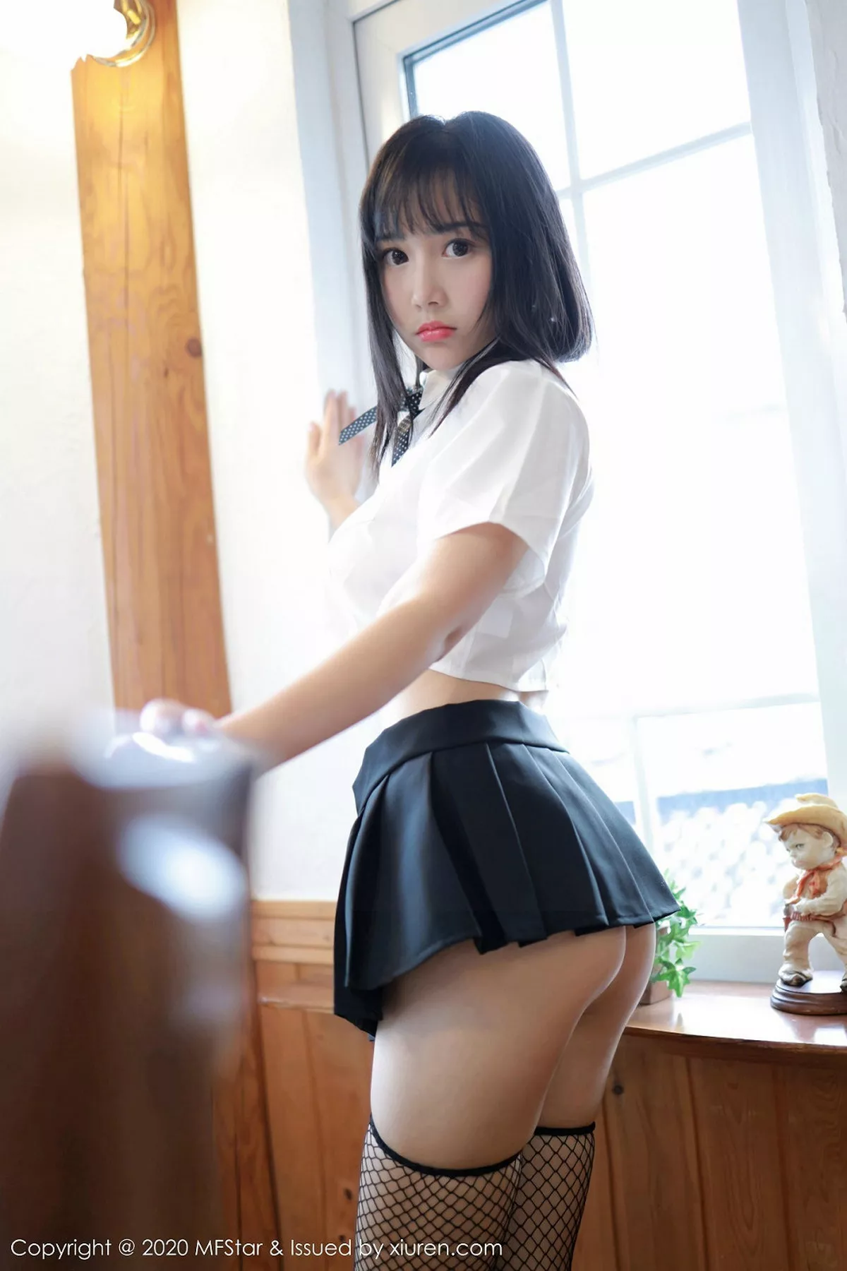 秀人集.com_[MFStar模范学院]Vol.255_女神徐微微mia日本旅拍私房黑短裙露丁字裤翘臀诱惑写真52P