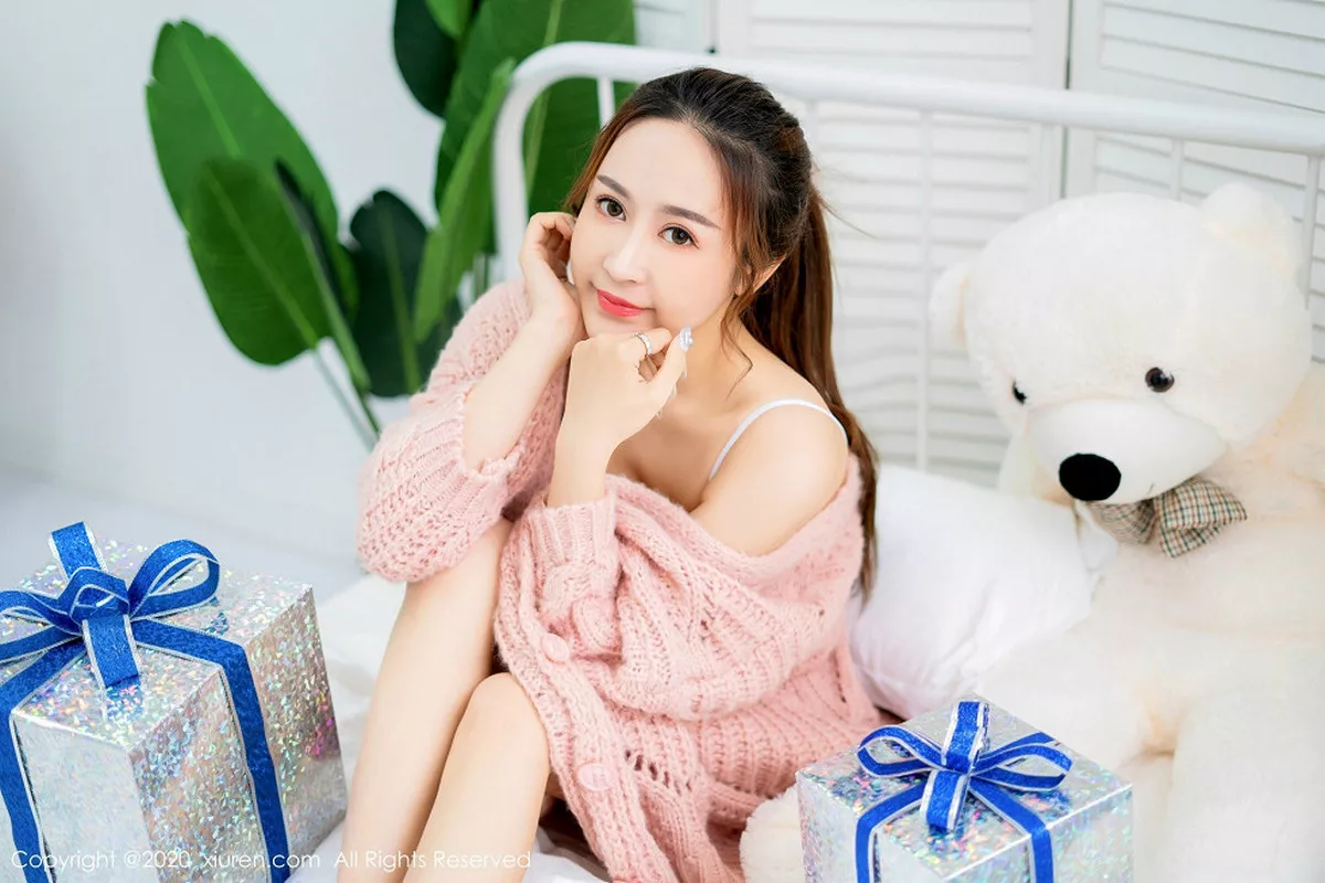 秀人集.com_[XiuRen秀人网]No.1938_嫩模周井空私房粉色毛衣半脱露性感死库水秀完美身材诱惑写真40P