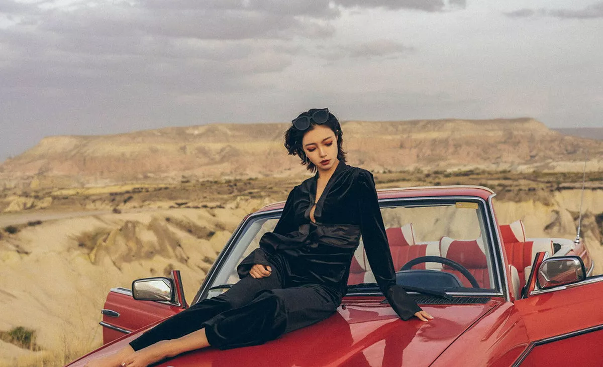 秀人集.com_[YouMi尤蜜荟]Vol.252_女神冯木木LRIS户外白色真空露背衫秀豪乳翘臀撩人诱惑写真55P