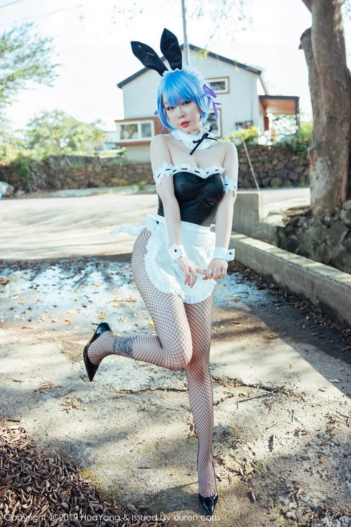 秀人集.com_[HuaYang花漾]Vol.115_女神王雨纯济州岛旅拍户外性感带子内衣半脱露豪乳诱惑写真41P