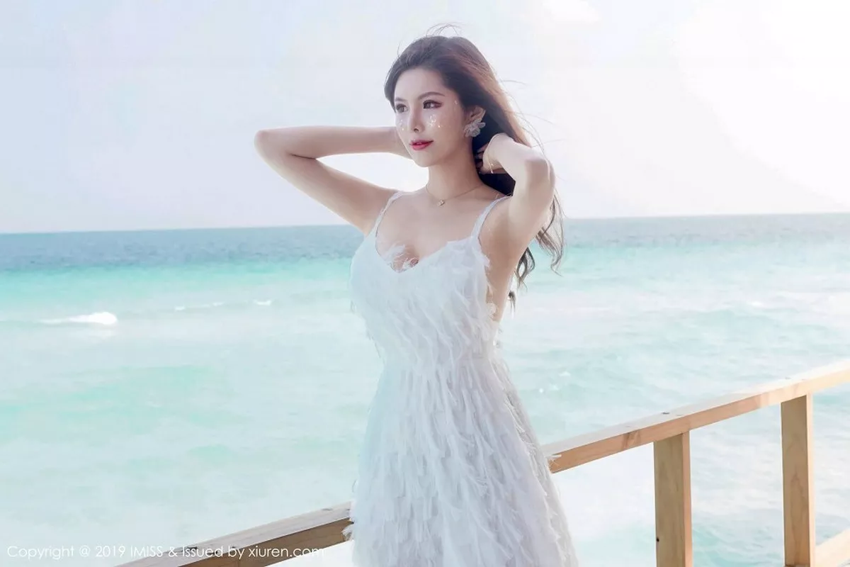 秀人集.com_[IMISS爱蜜社]Vol.330_女神若彤boomboom马尔代夫旅拍户外薄纱透视内衣完美诱惑写真40P