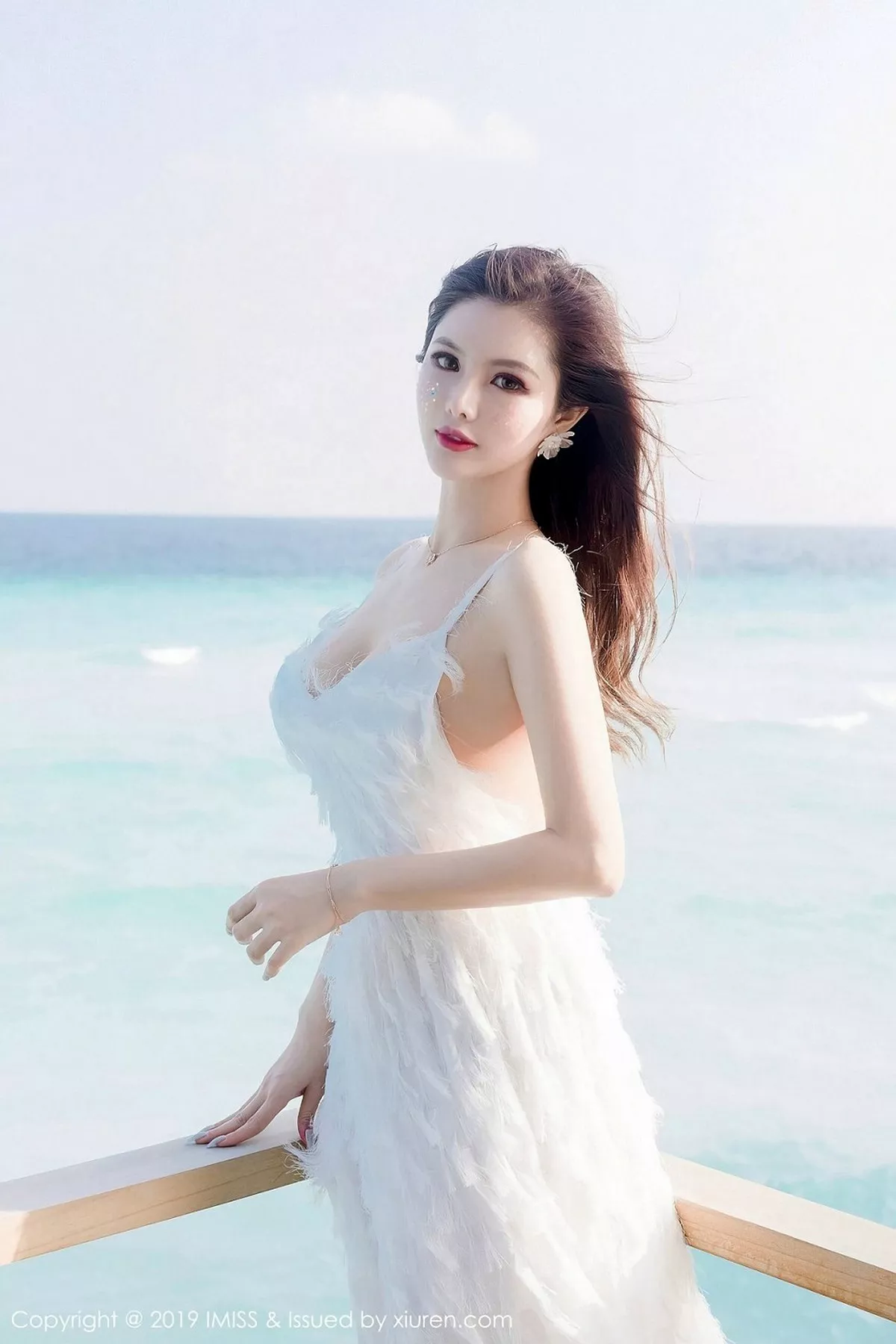 秀人集.com_[IMISS爱蜜社]Vol.330_女神若彤boomboom马尔代夫旅拍户外薄纱透视内衣完美诱惑写真40P