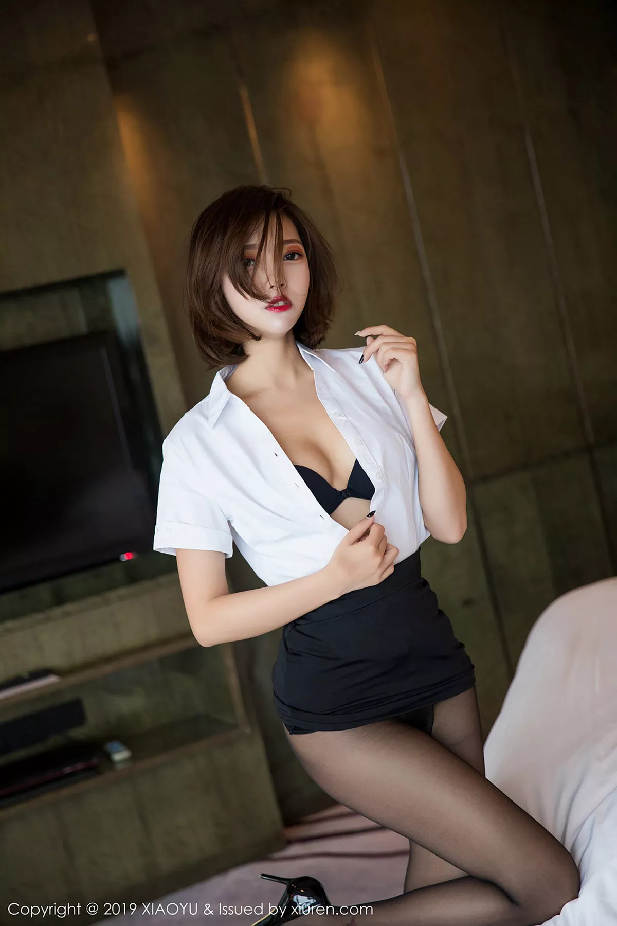 秀人集.com_[XiaoYu画语界]Vol.009_女神冯木木LRIS秘书OL白衬衣配无内黑丝裤袜完美诱惑写真65P