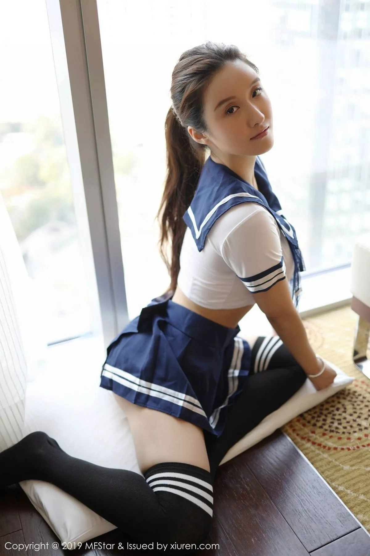 秀人集.com_[MFStar模范学院]Vol.184_运动达人Jennanni_Jen性感学生服半撩露翘臀诱惑写真45P