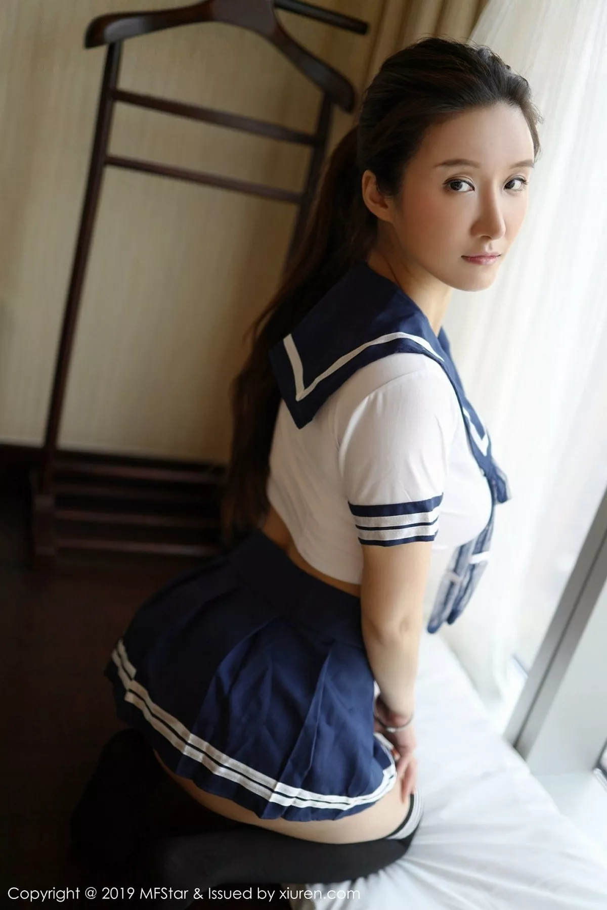 秀人集.com_[MFStar模范学院]Vol.184_运动达人Jennanni_Jen性感学生服半撩露翘臀诱惑写真45P