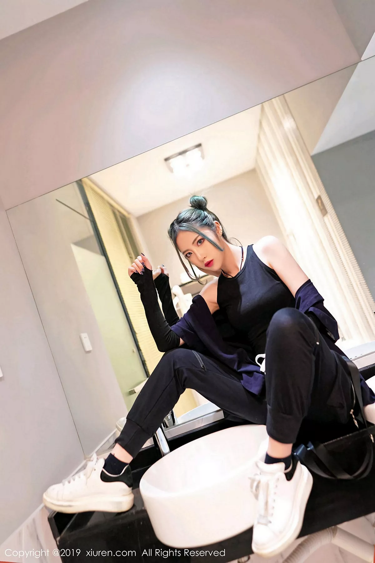 秀人集.com_[XiuRen秀人网]No.1550_嫩模贾诗晗性感红色抹胸内衣配红色格子裙秀完美身材写真48P