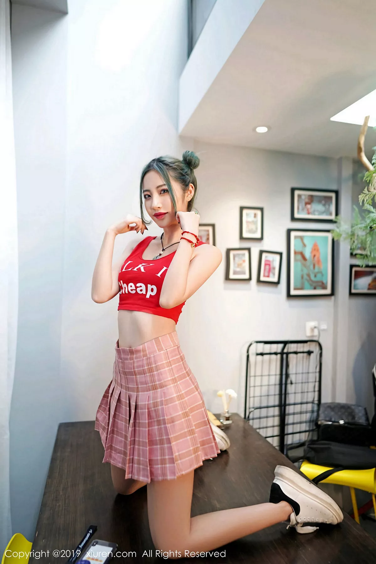 秀人集.com_[XiuRen秀人网]No.1550_嫩模贾诗晗性感红色抹胸内衣配红色格子裙秀完美身材写真48P