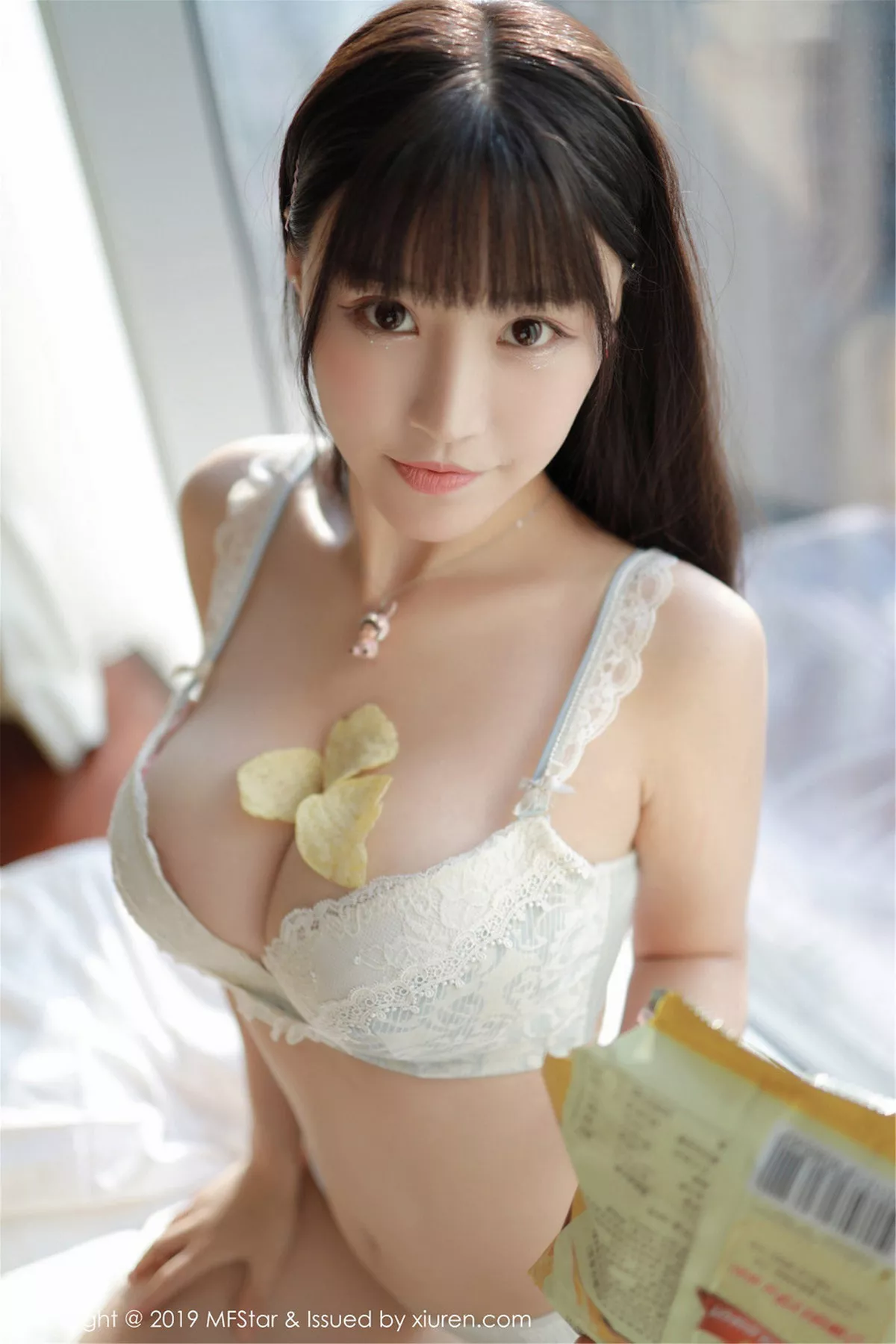 秀人集.com_[MFStar模范学院]Vol.206_嫩模Flower朱可儿私房脱内衣露豪乳薯片遮点极致诱惑写真50P