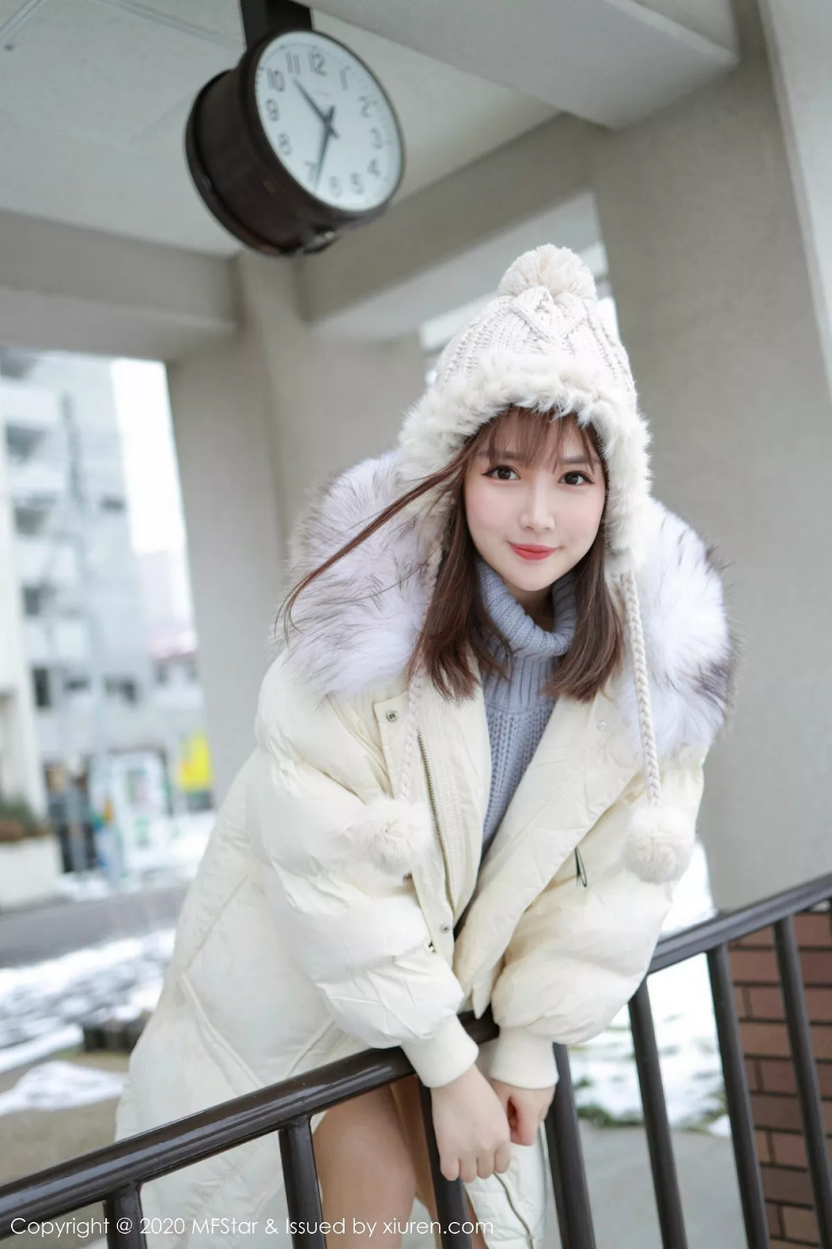 秀人集.com_[MFStar模范学院]Vol.262_嫩模恩率babe北海道旅拍雪地性感开背毛衣诱惑写真50P