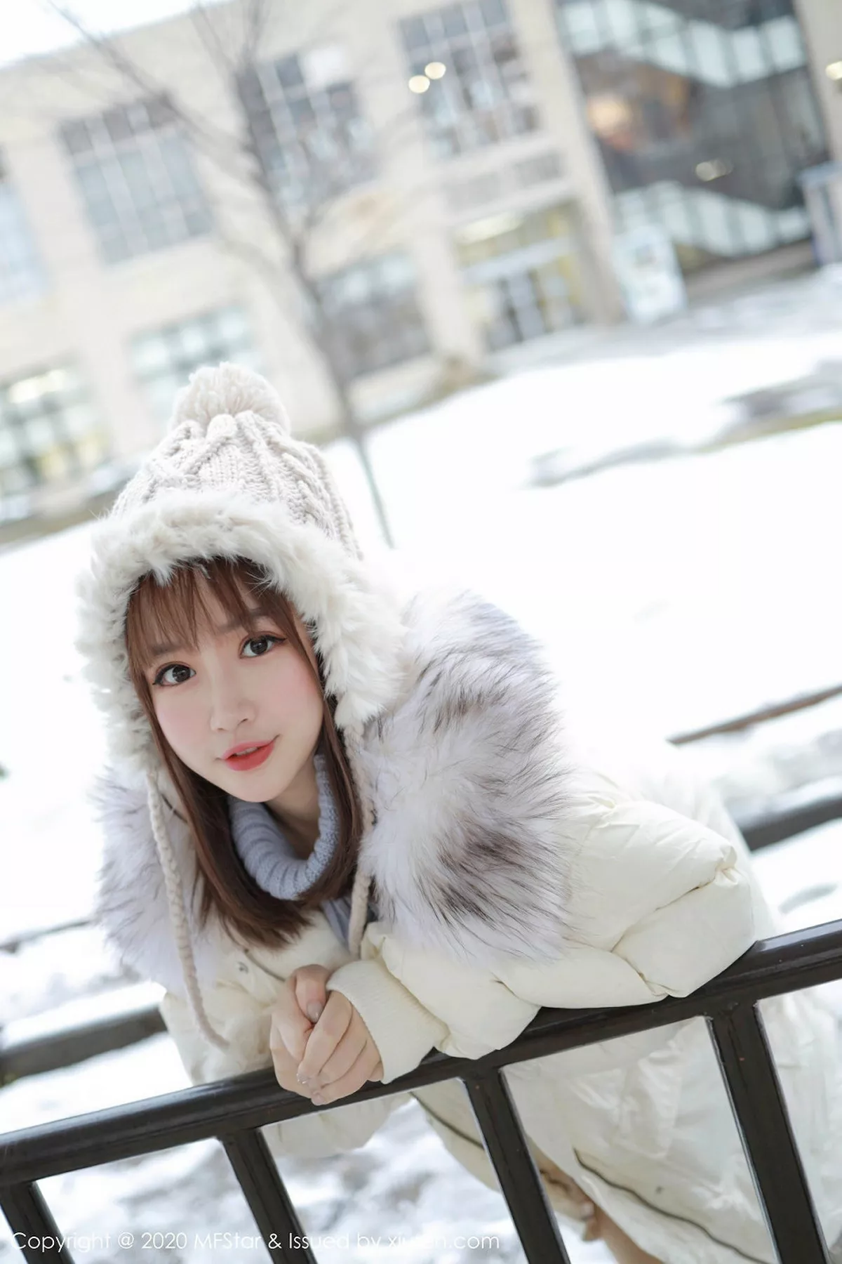 秀人集.com_[MFStar模范学院]Vol.262_嫩模恩率babe北海道旅拍雪地性感开背毛衣诱惑写真50P