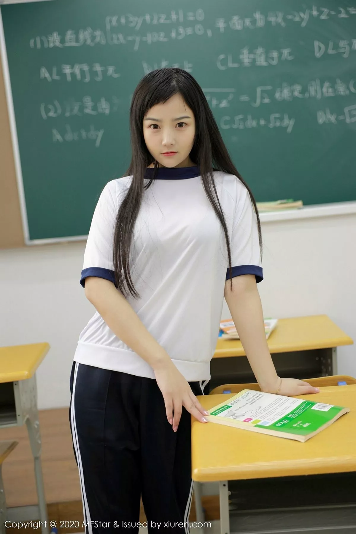 秀人集.com_[MFStar模范学院]Vol.273_嫩模徐微微mia教室真实学生主题性感制服秀童颜巨乳写真64P