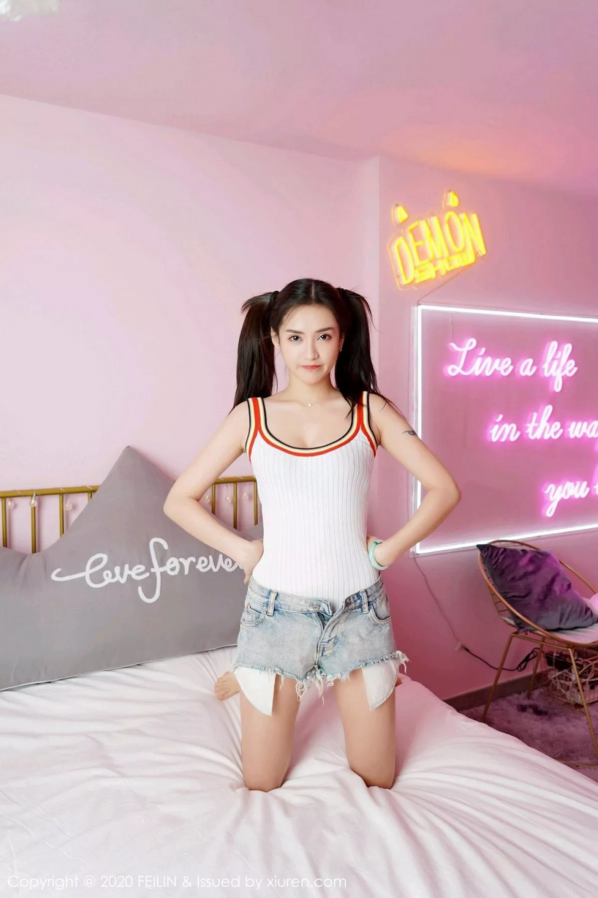 秀人集.com_[FeiLin嗲囡囡]VOL.228_双马尾辫嫩模刀妹私房性感牛仔短裤半脱秀苗条身材写真99P