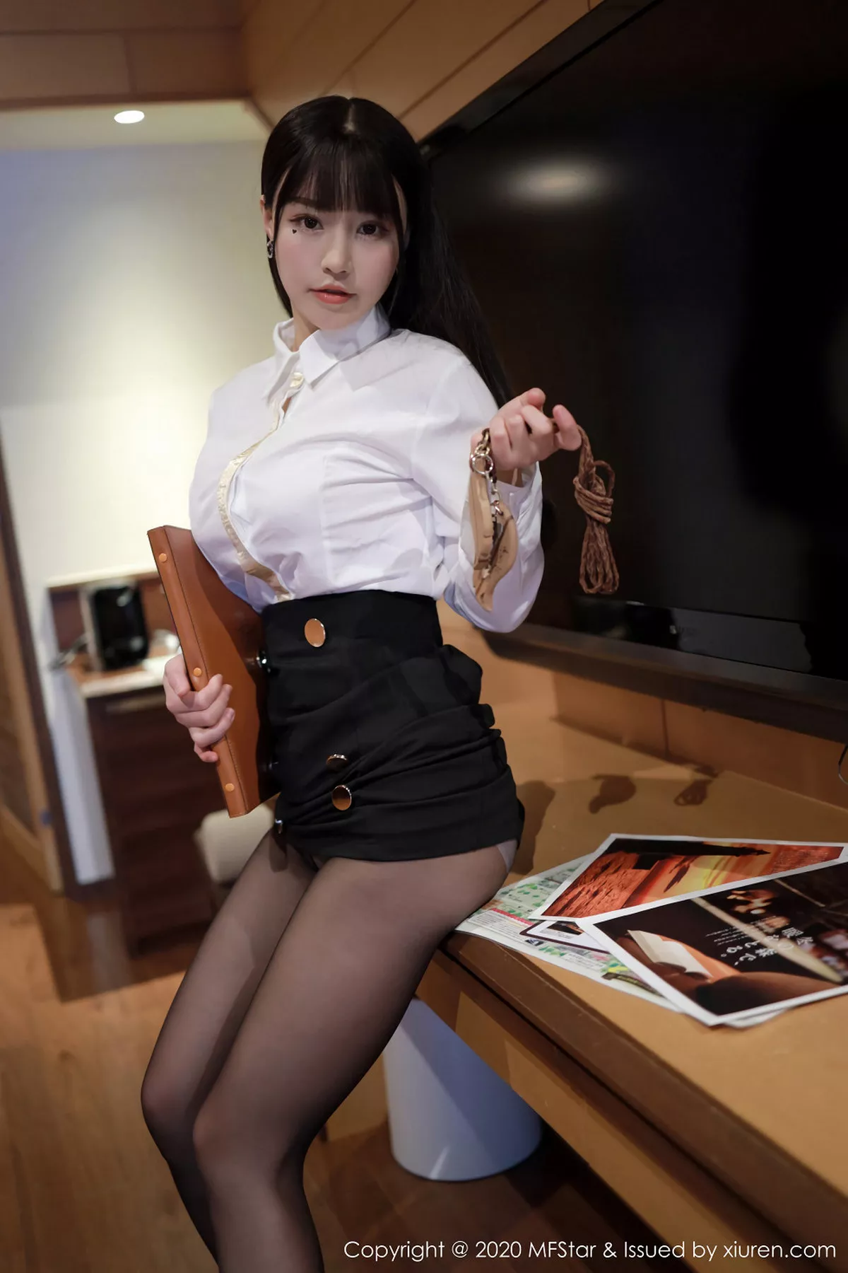 秀人集.com_[MFStar模范学院]Vol.267_嫩模朱可儿北海道旅拍酒店经理主题黑丝制服诱惑写真70P