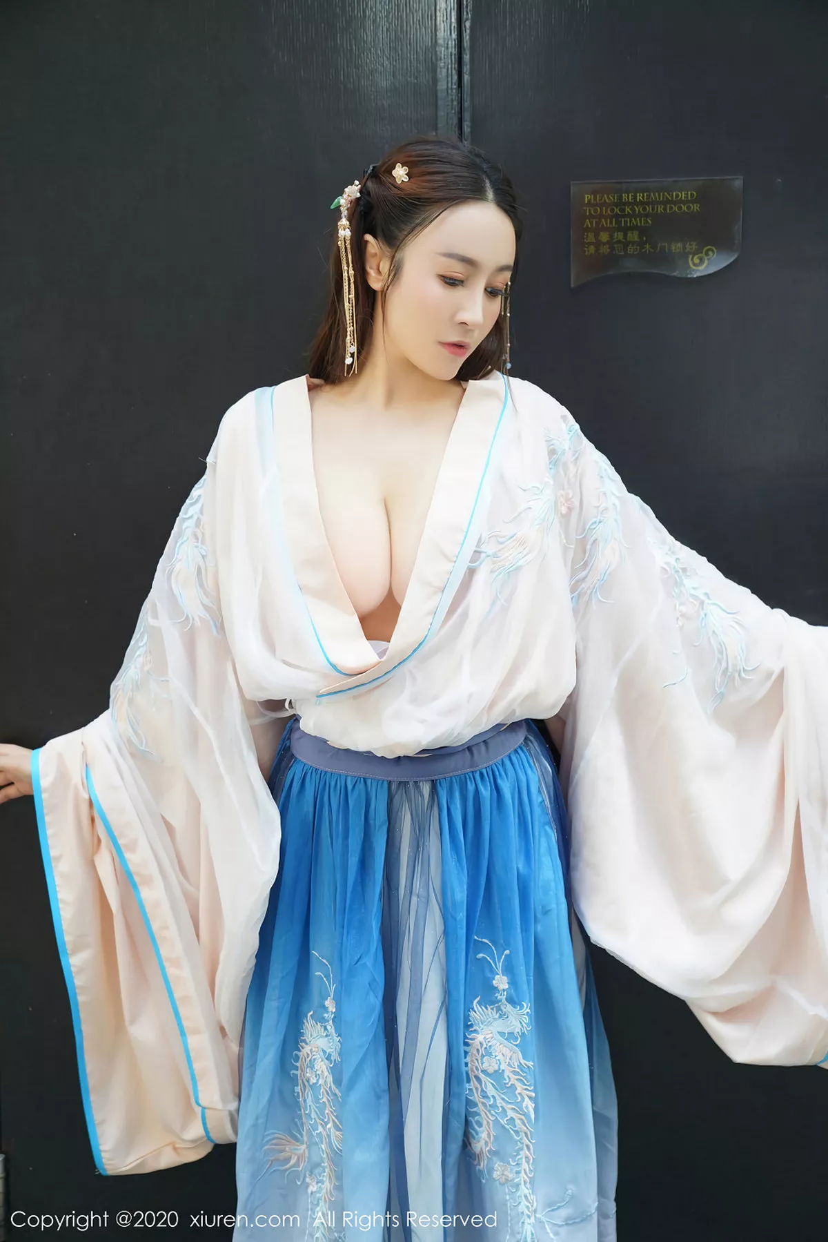 秀人集.com_[XiuRen秀人网]No.1983_嫩模周井空室外园林古装服饰半脱秀火辣身材撩人诱惑写真41P