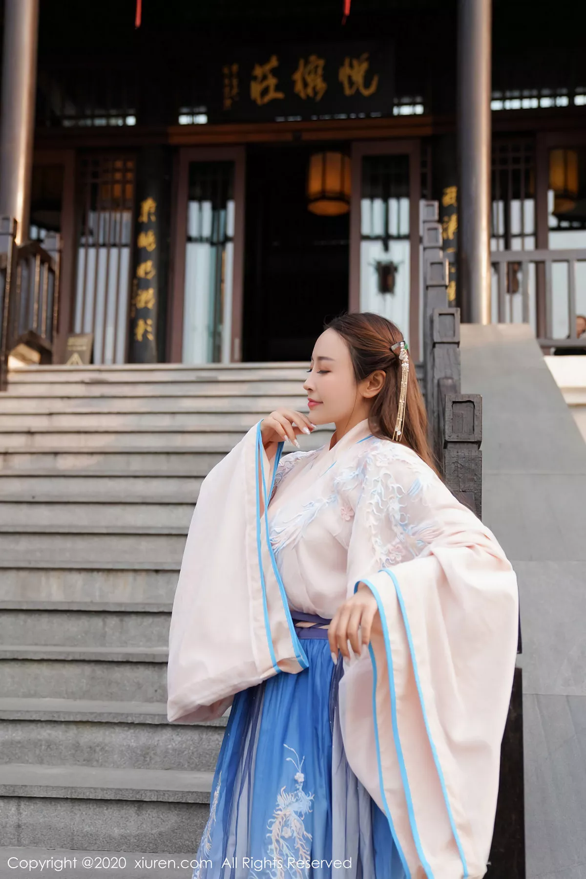 秀人集.com_[XiuRen秀人网]No.1983_嫩模周井空室外园林古装服饰半脱秀火辣身材撩人诱惑写真41P