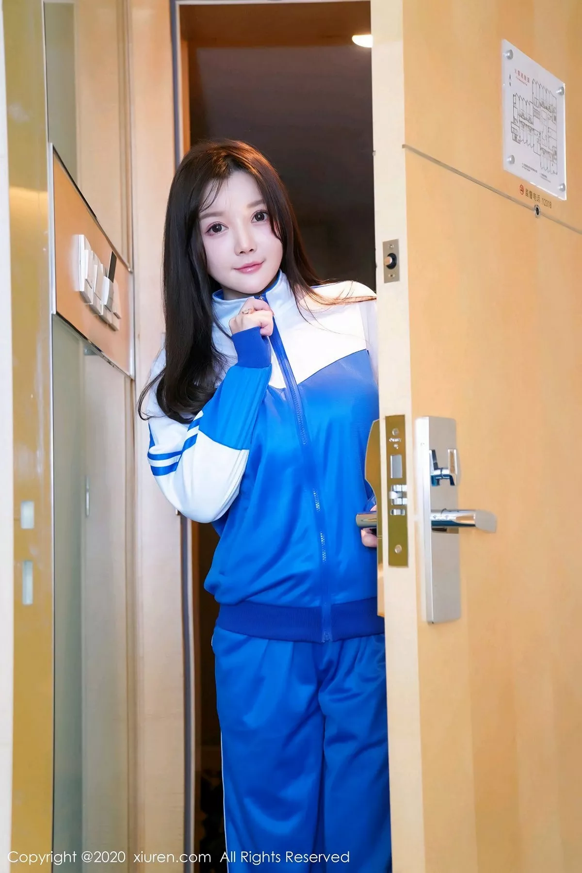 秀人集.com_[XiuRen秀人网]No.2113_女神糯美子Mini私房校服装扮半脱露黑色内衣火辣身材诱惑写真55P