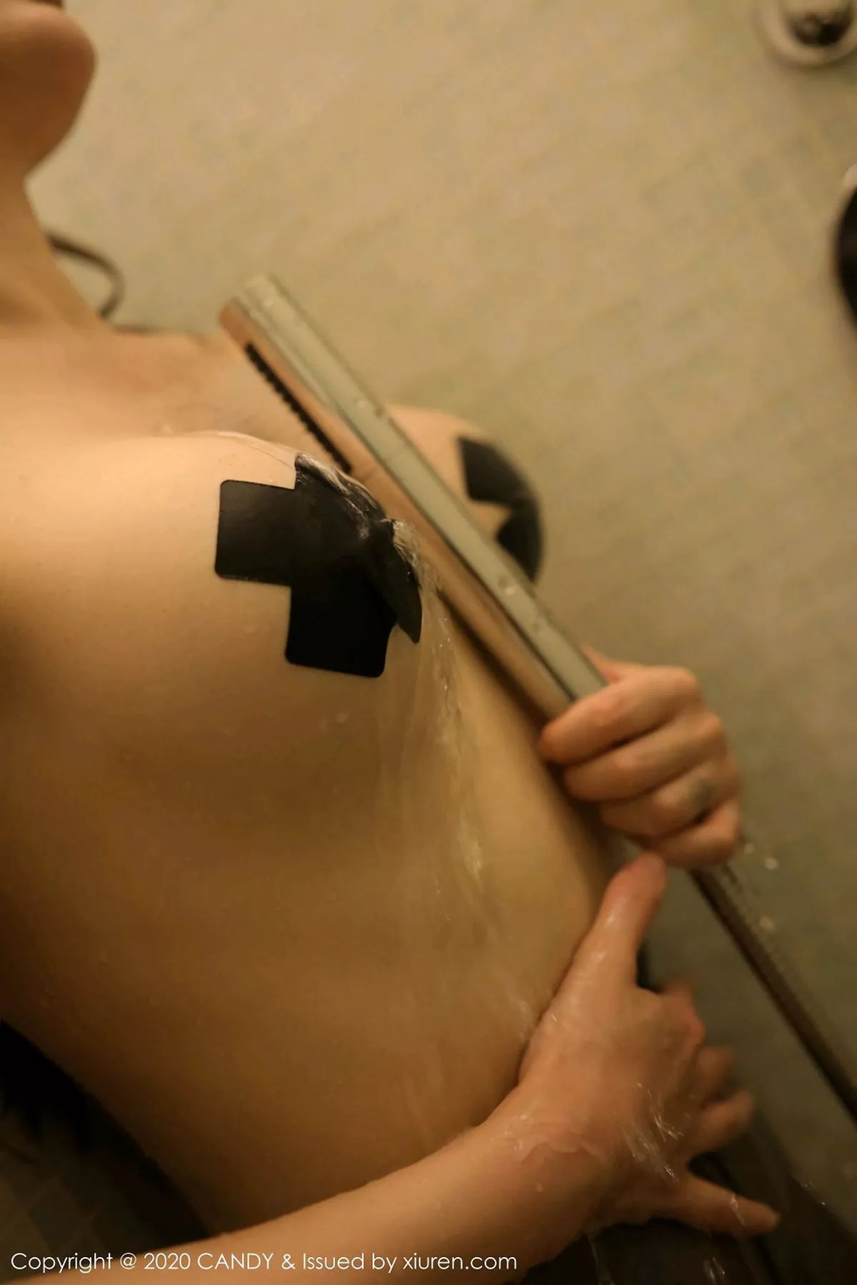 秀人集.com_[Candy网红馆]Vol.078_女神Cris_卓娅祺私房浴室里全裸上身露豪乳胶带遮点诱惑写真59P