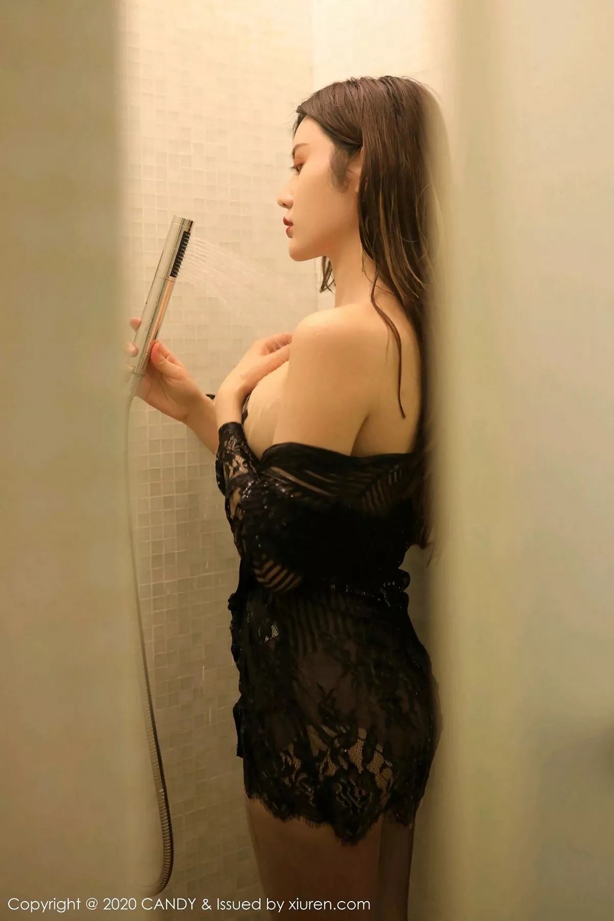 秀人集.com_[Candy网红馆]Vol.078_女神Cris_卓娅祺私房浴室里全裸上身露豪乳胶带遮点诱惑写真59P