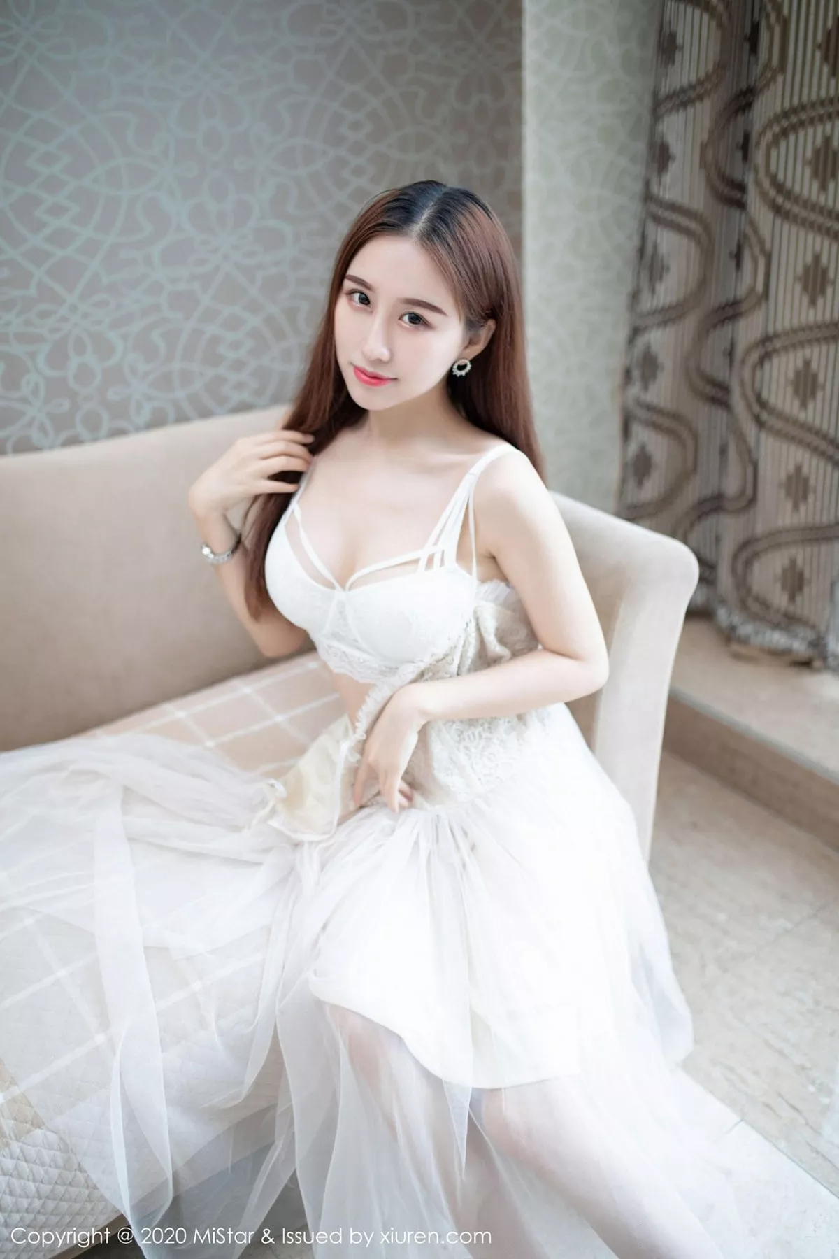 秀人集.com_[MiStar魅妍社]Vol.323_嫩模月音瞳私房白色薄纱吊裙半脱内衣露火辣身材诱惑写真40P