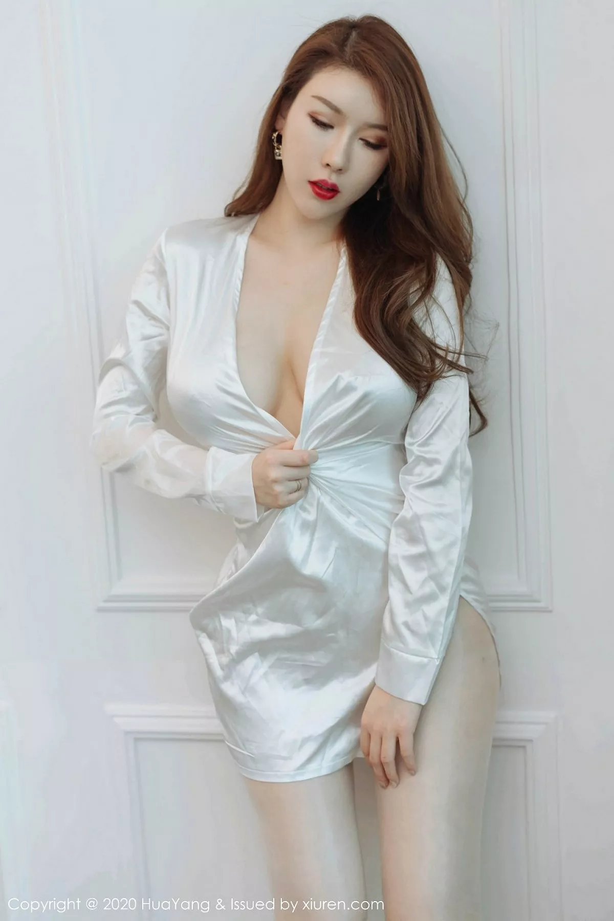 秀人集.com_[HuaYang花漾]Vol.240_女神Egg-尤妮丝银色丝质睡衣真空露豪乳无内肉丝诱惑写真56P