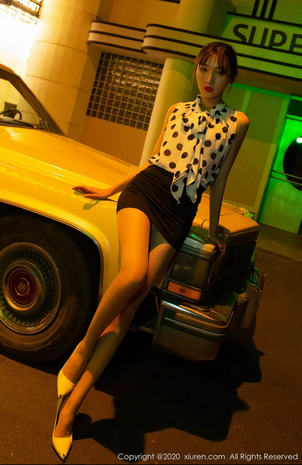 秀人集.com_[XiuRen秀人网]No.2222_嫩模陆萱萱出租车司机主题车内半脱露曼妙身材撩人诱惑写真76P