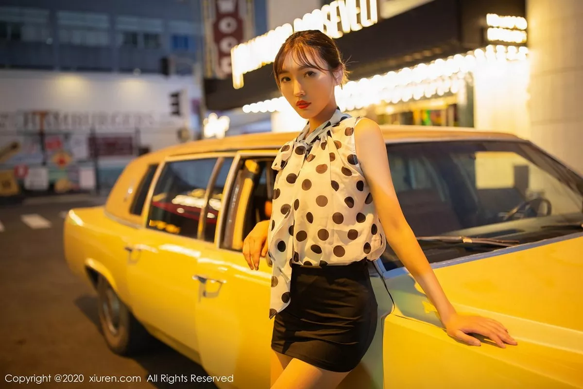 秀人集.com_[XiuRen秀人网]No.2222_嫩模陆萱萱出租车司机主题车内半脱露曼妙身材撩人诱惑写真76P