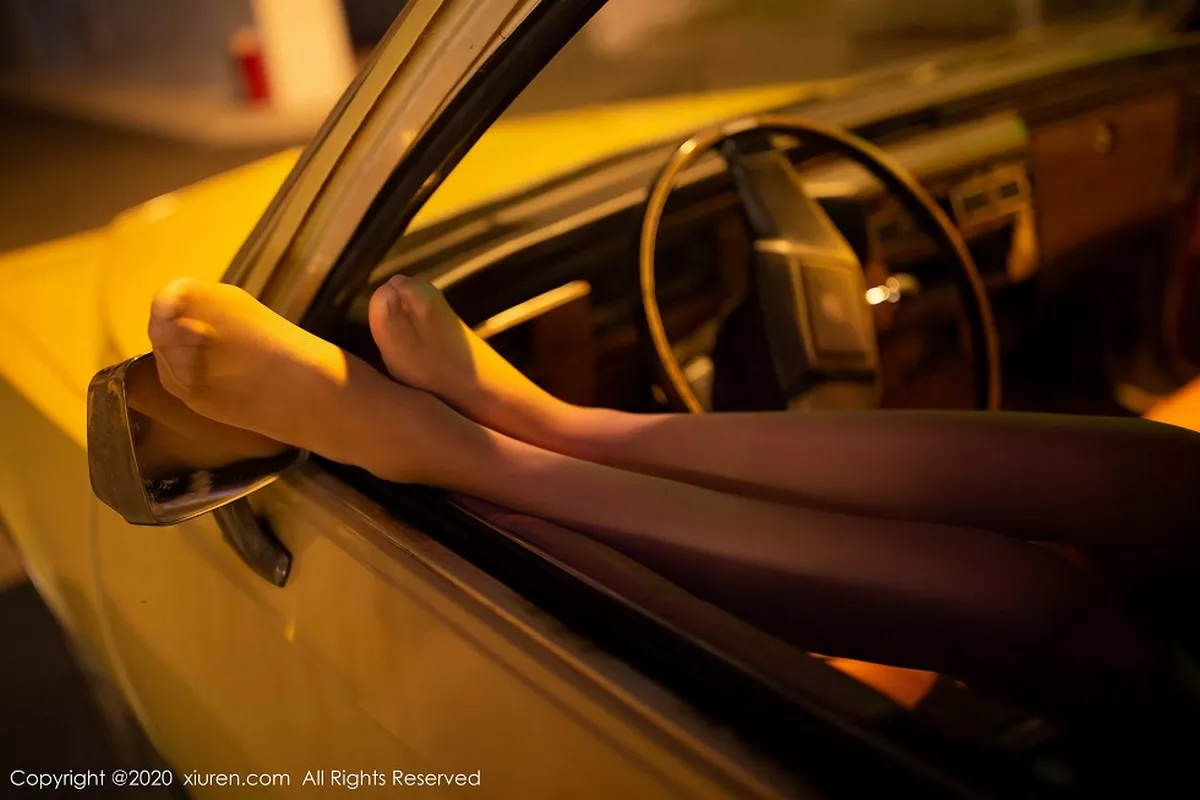 秀人集.com_[XiuRen秀人网]No.2222_嫩模陆萱萱出租车司机主题车内半脱露曼妙身材撩人诱惑写真76P