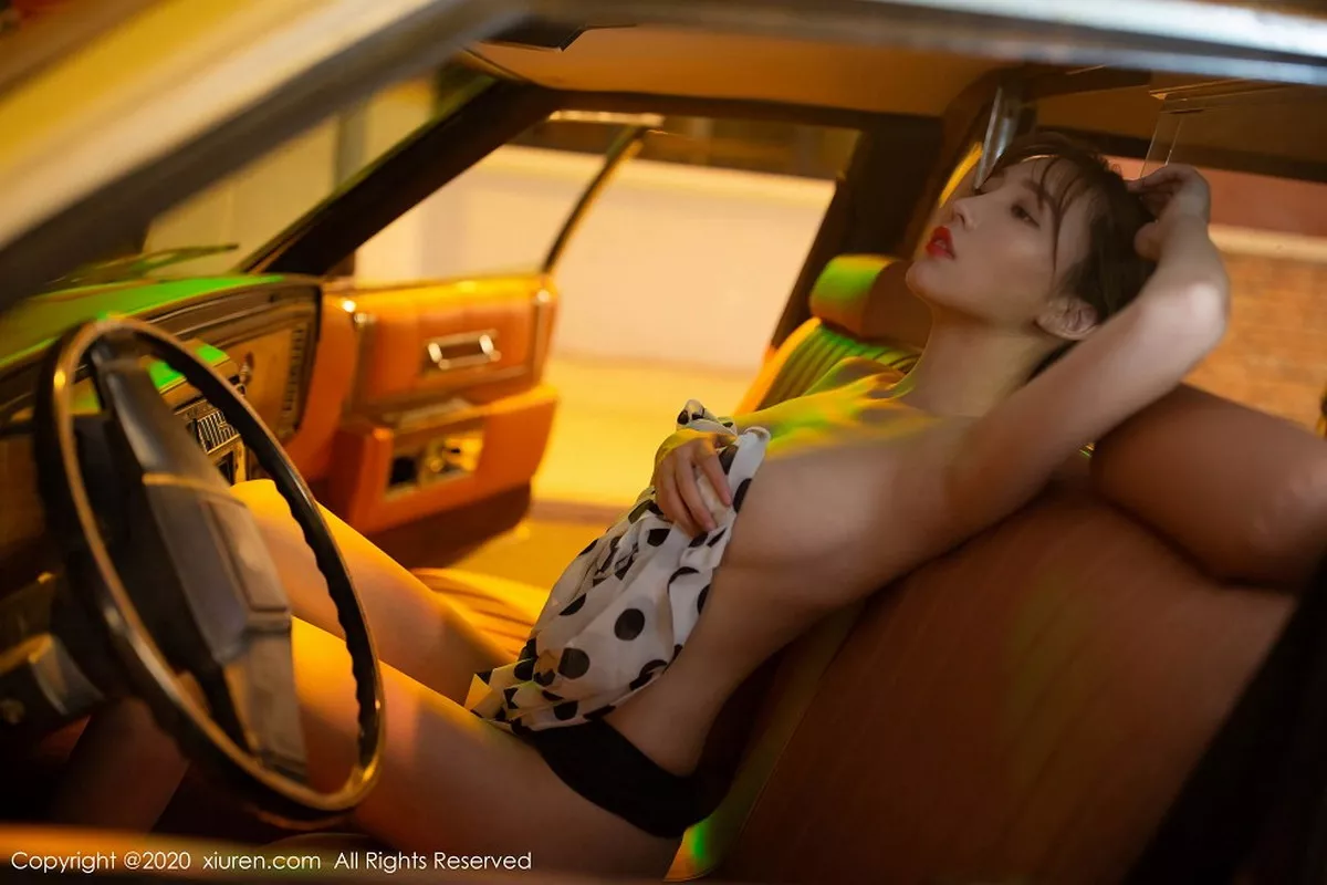秀人集.com_[XiuRen秀人网]No.2222_嫩模陆萱萱出租车司机主题车内半脱露曼妙身材撩人诱惑写真76P