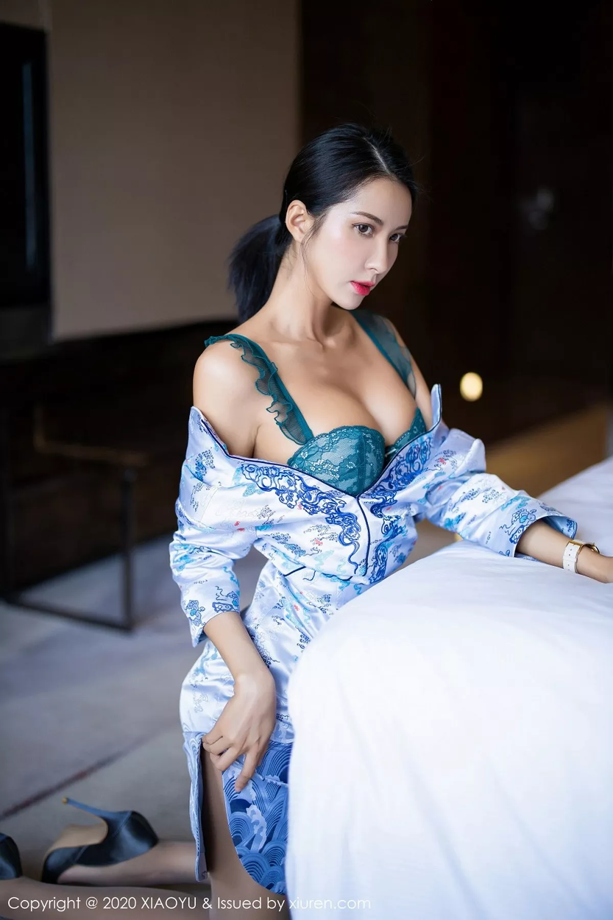 秀人集.com_[XiaoYu画语界]Vol.304_嫩模Carry青花瓷古韵旗袍半脱露性感内衣秀美腿迷人写真71P