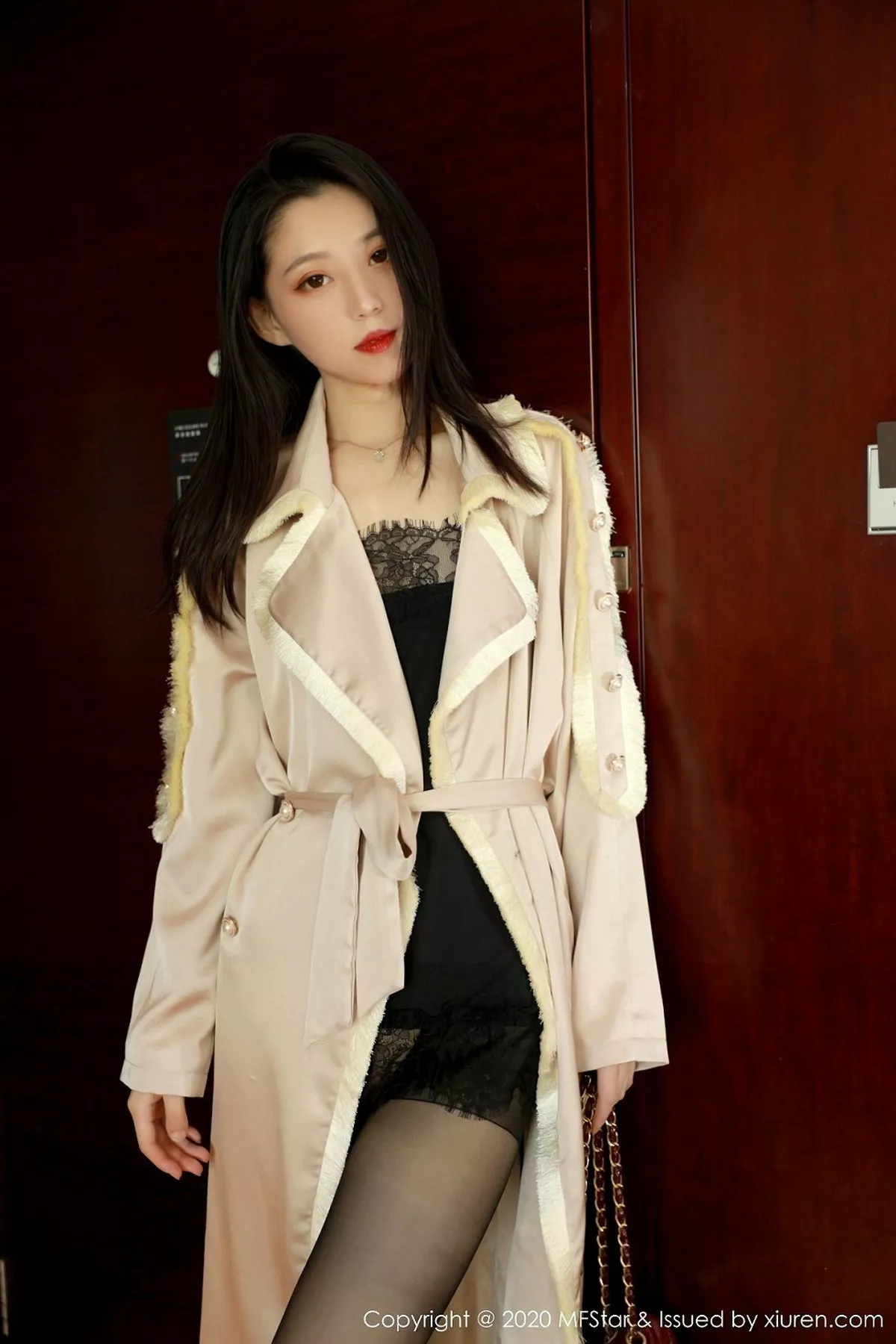 秀人集.com_[MFStar模范学院]Vol.325_嫩模言沫私房黑色缕空情趣内衣配开档黑丝极致魅惑写真61P