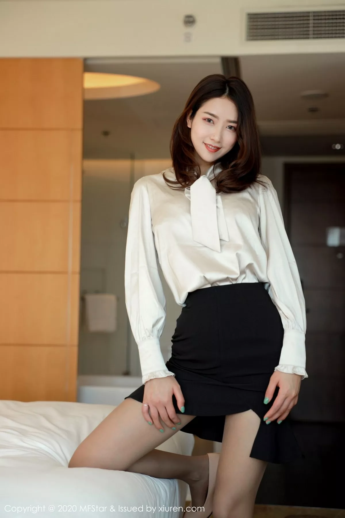 秀人集.com_[MFStar模范学院]Vol.328_嫩模方子萱典雅服饰半脱露性感内衣秀完美身材诱惑写真57P