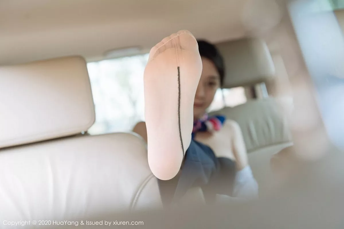 秀人集.com_[HuaYang花漾]Vol.248_女神Angela小热巴云南旅拍职业装车拍开档肉丝裤袜诱惑写真53P