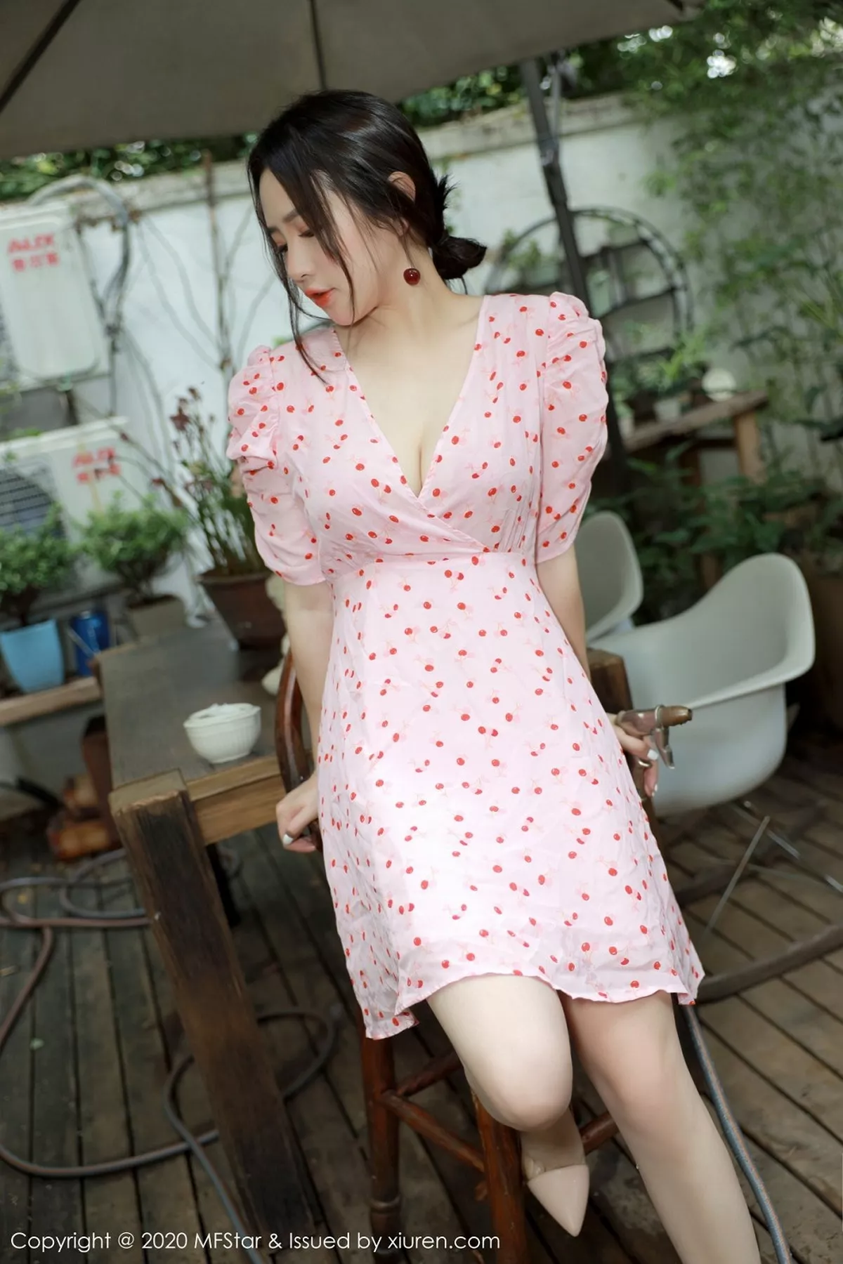 秀人集.com_[MFStar模范学院]Vol.338_嫩模蛋糕Cake大理旅拍小碎花裙半脱露性感内衣诱惑写真45P