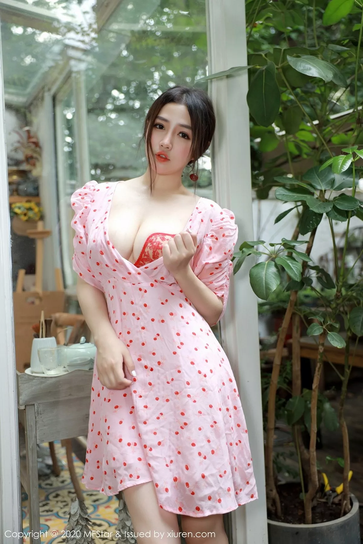 秀人集.com_[MFStar模范学院]Vol.338_嫩模蛋糕Cake大理旅拍小碎花裙半脱露性感内衣诱惑写真45P