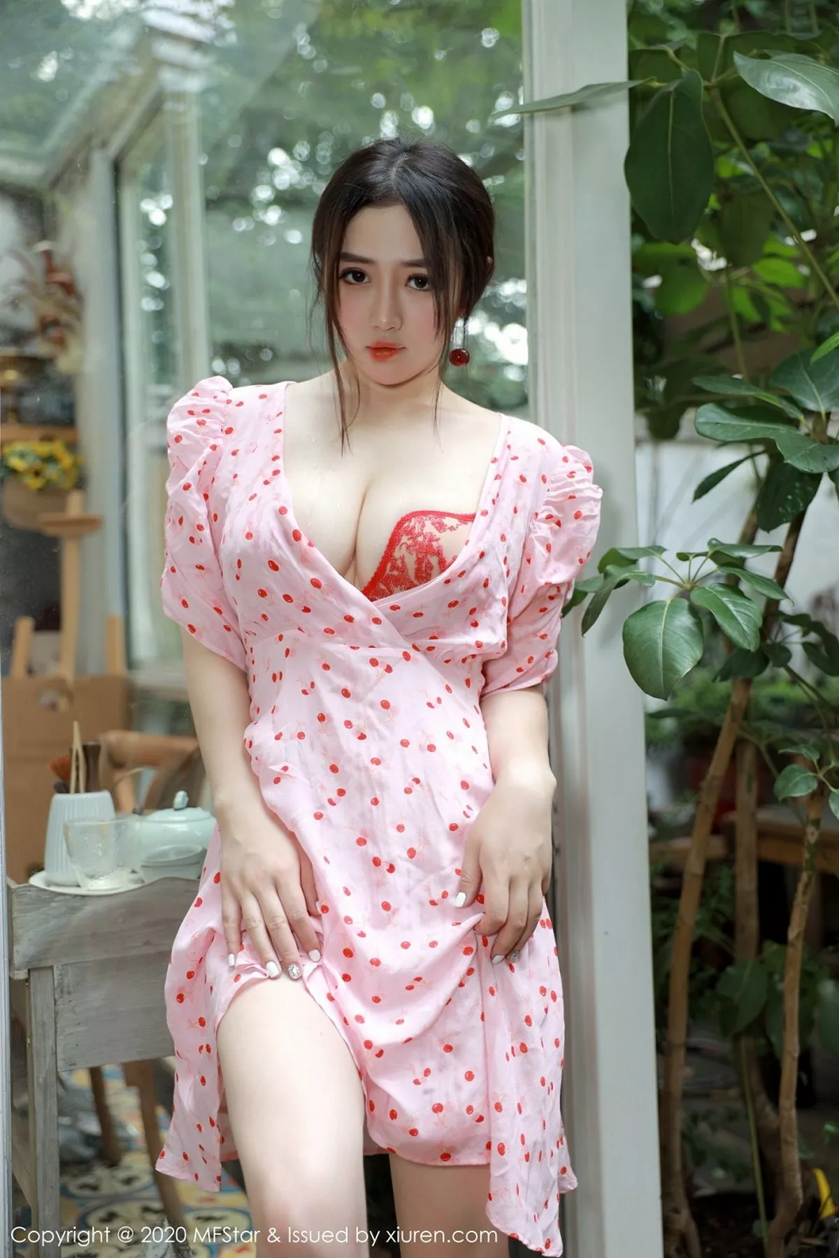 秀人集.com_[MFStar模范学院]Vol.338_嫩模蛋糕Cake大理旅拍小碎花裙半脱露性感内衣诱惑写真45P