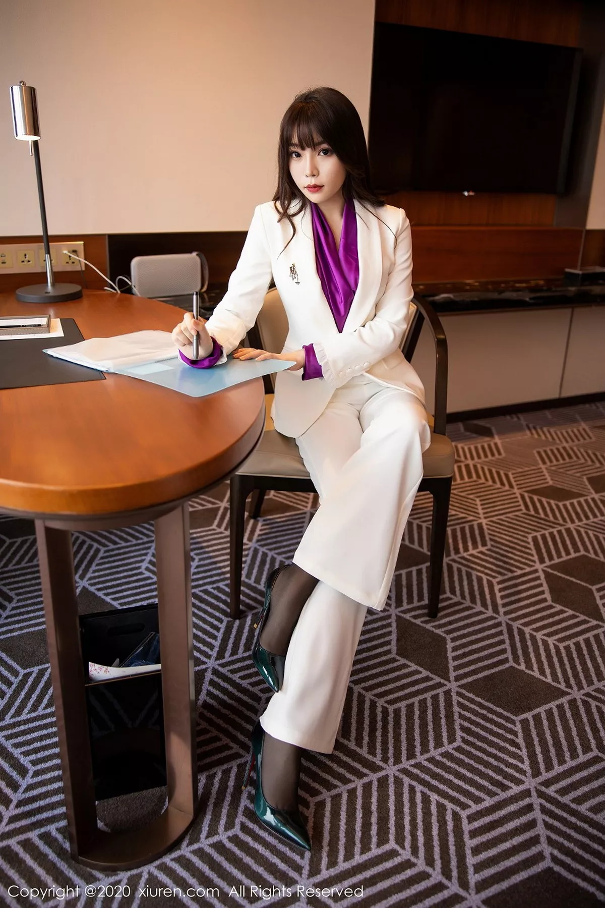 秀人集.com_[XiuRen秀人网]No.2256_女神芝芝Booty职场制服黑丝袜主题私房半脱露性感内衣诱惑写真65P