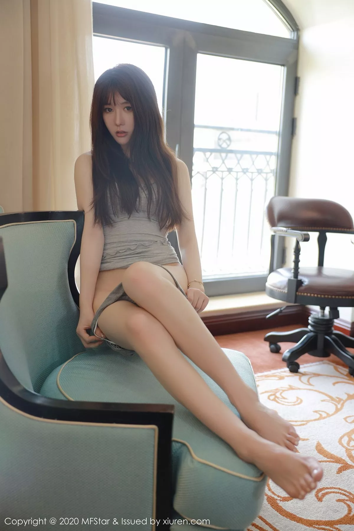 秀人集.com_[MFStar模范学院]Vol.331_嫩模薛琪琪sandy私房沙发上半脱性感内衣露翘臀诱惑写真49P