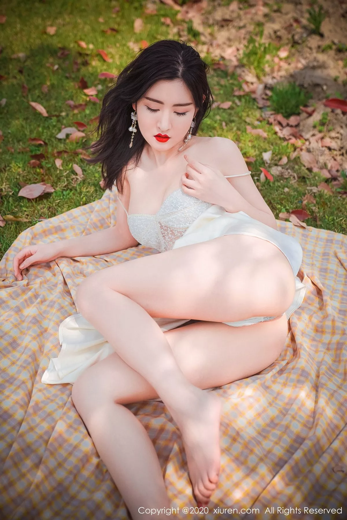 秀人集.com_[XiuRen秀人网]No.2297_嫩模沈梦瑶外景吊裙主题草地上半脱裙子真空露火辣身材诱惑写真55P