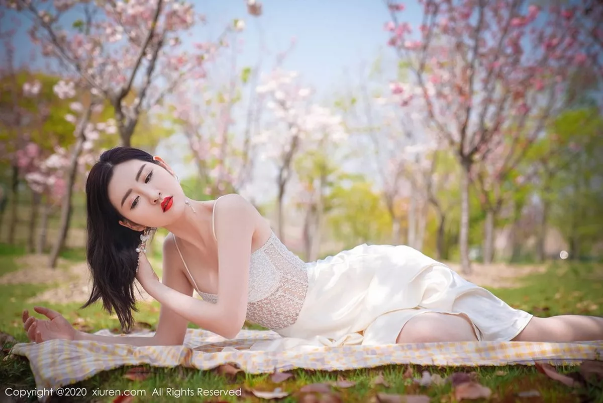 秀人集.com_[XiuRen秀人网]No.2297_嫩模沈梦瑶外景吊裙主题草地上半脱裙子真空露火辣身材诱惑写真55P