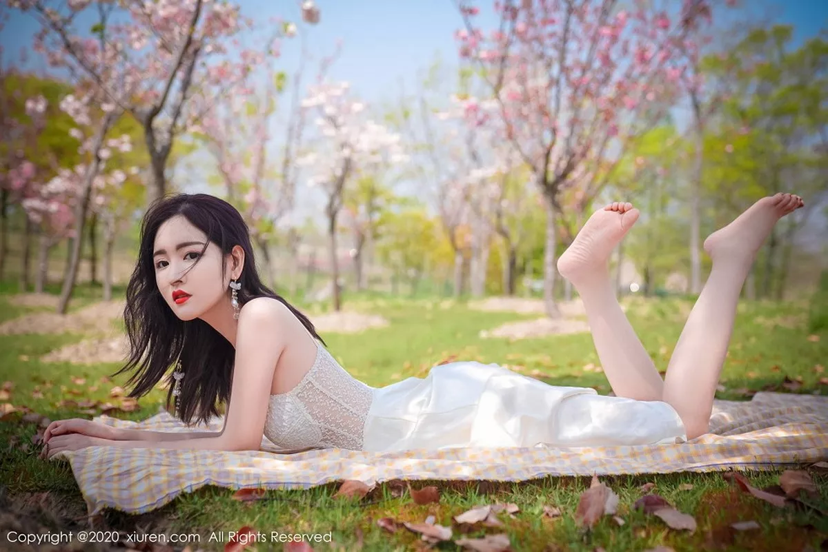 秀人集.com_[XiuRen秀人网]No.2297_嫩模沈梦瑶外景吊裙主题草地上半脱裙子真空露火辣身材诱惑写真55P