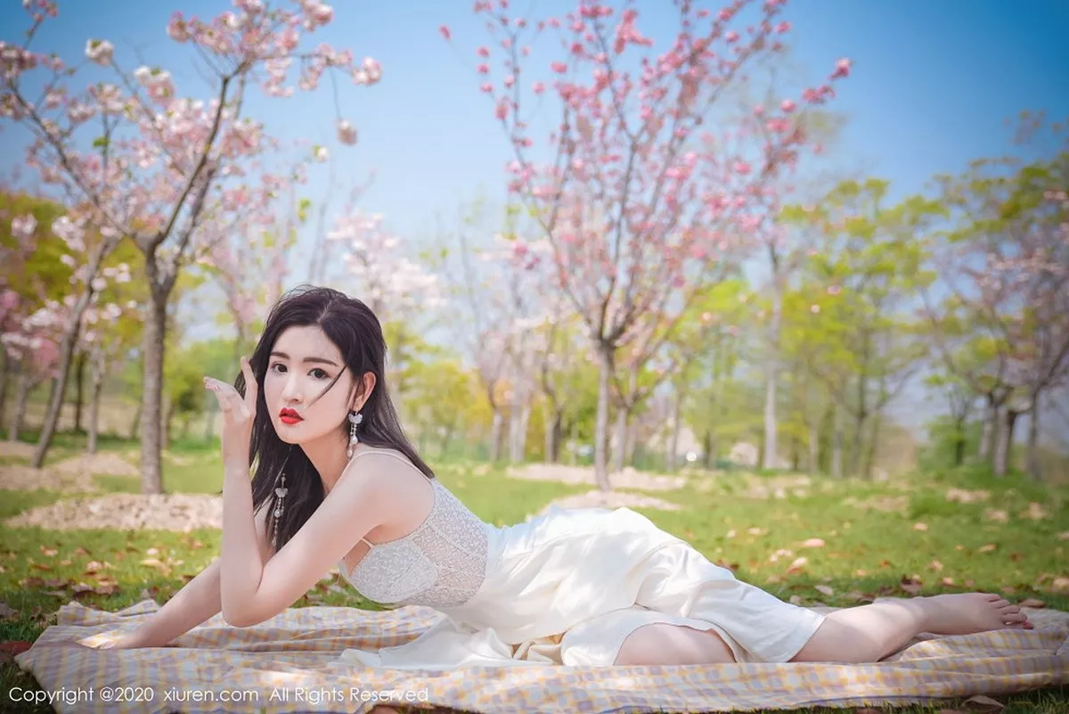 秀人集.com_[XiuRen秀人网]No.2297_嫩模沈梦瑶外景吊裙主题草地上半脱裙子真空露火辣身材诱惑写真55P