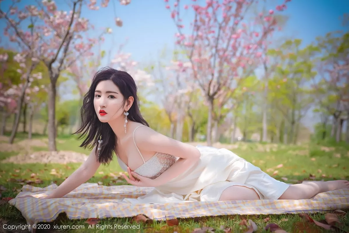 秀人集.com_[XiuRen秀人网]No.2297_嫩模沈梦瑶外景吊裙主题草地上半脱裙子真空露火辣身材诱惑写真55P