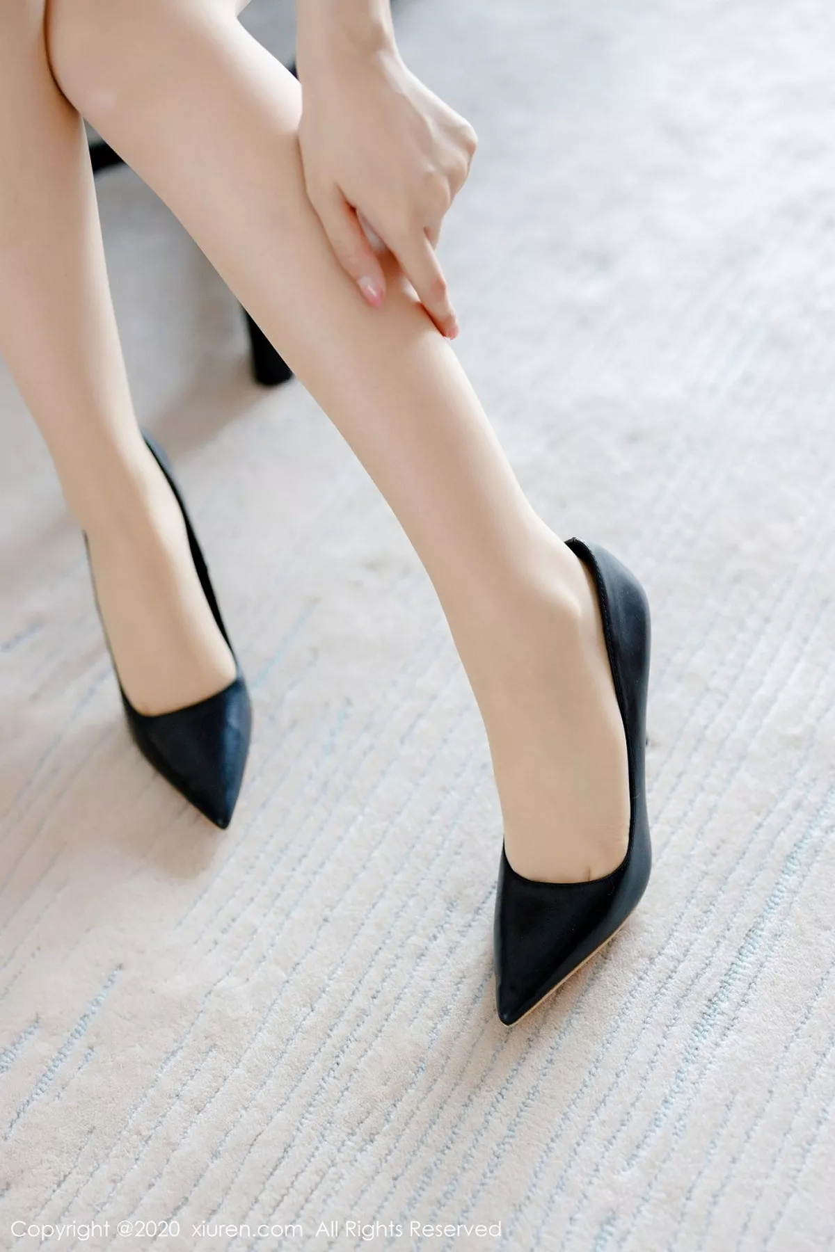 秀人集.com_[XiuRen秀人网]No.2305_女神Angela小热巴空乘制服主题剧情镜头下半脱秀完美身材写真100P