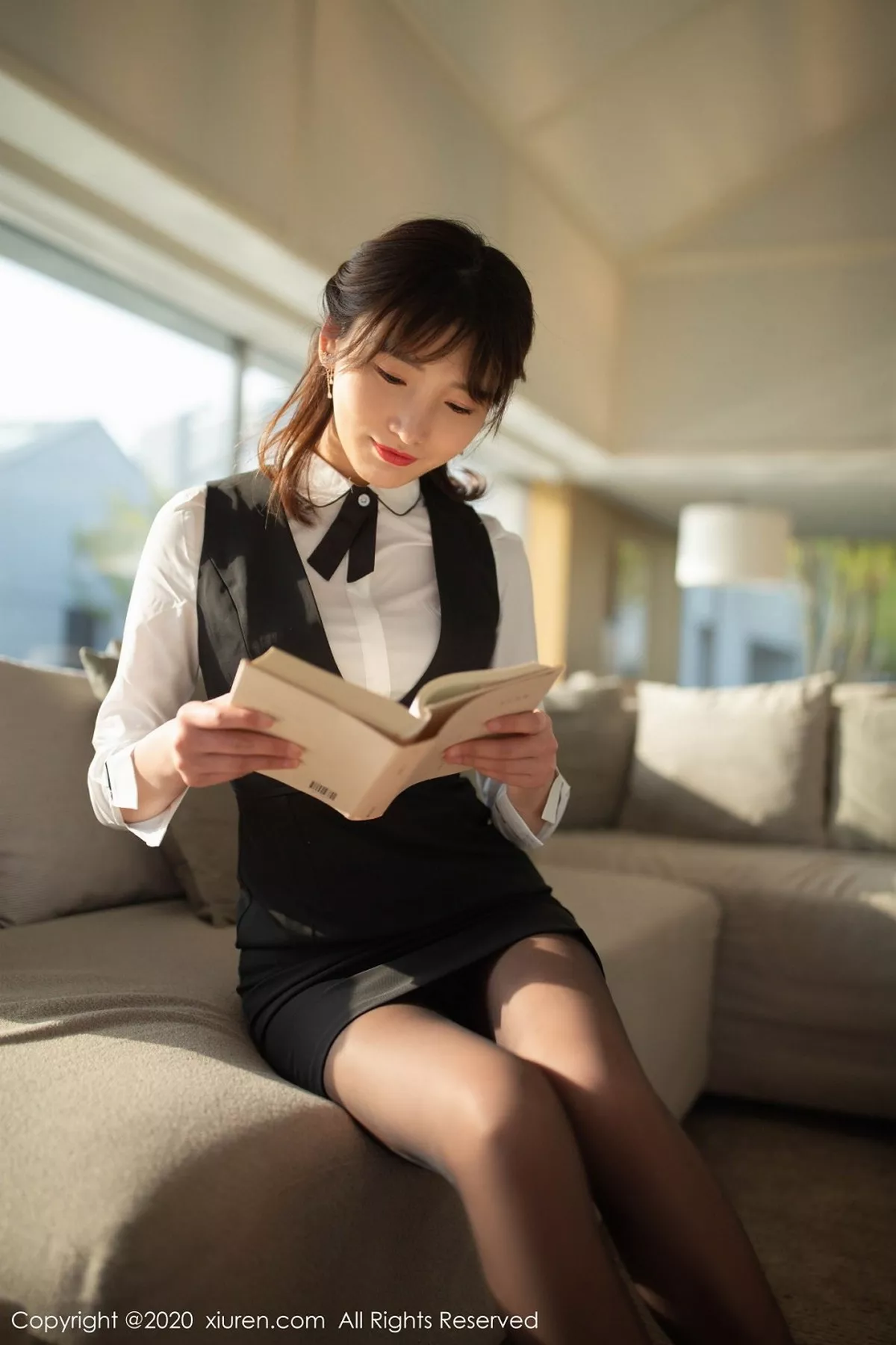 秀人集.com_[XiuRen秀人网]No.2312_嫩模陆萱萱乌镇+太湖旅拍前台经理主题黑丝裤袜秀翘臀诱惑写真72P